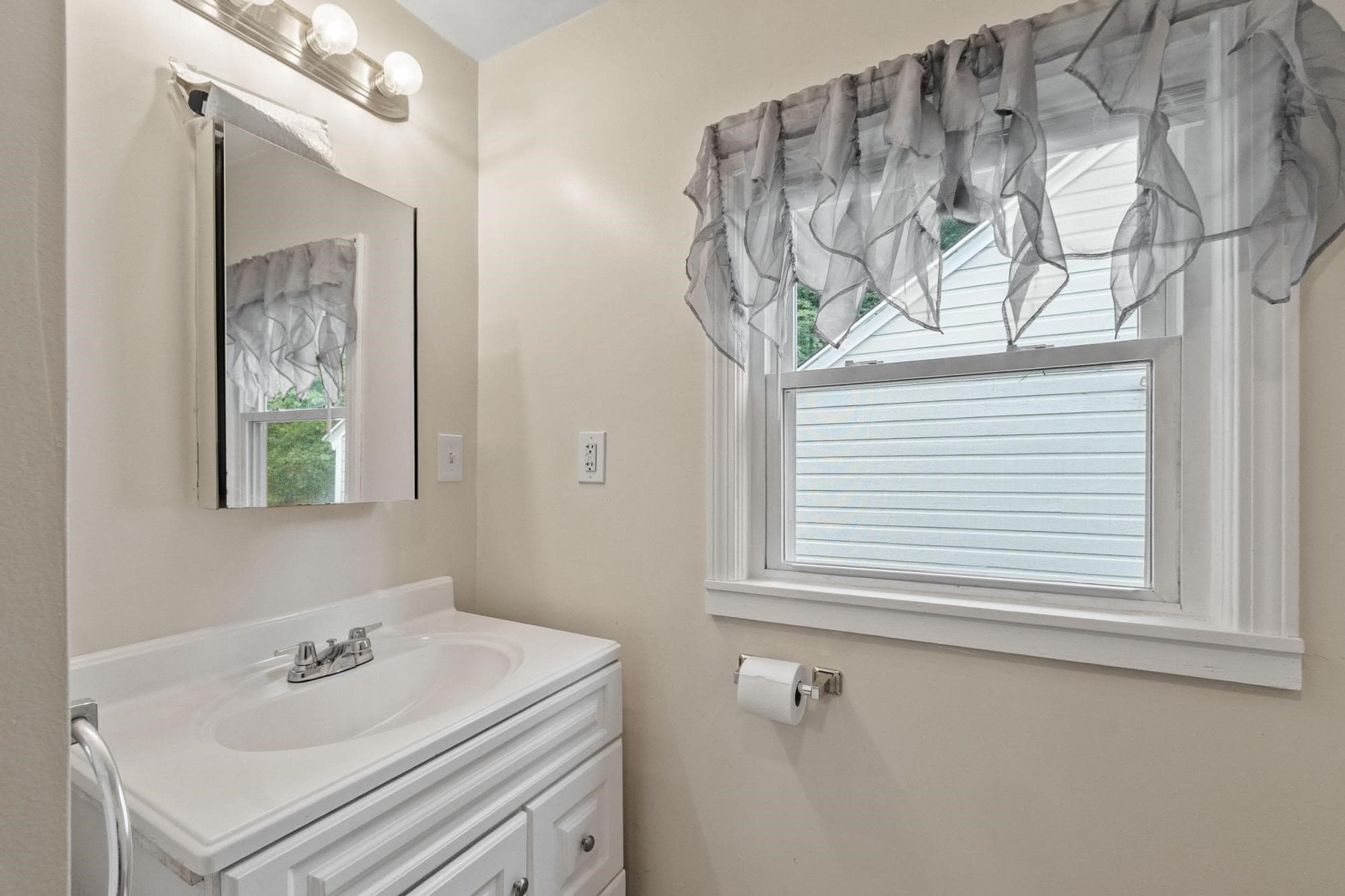 Single Family Residence at 406 Lincoln St, Fitchburg MA 01420, Fitchburg, photo 19 of 35