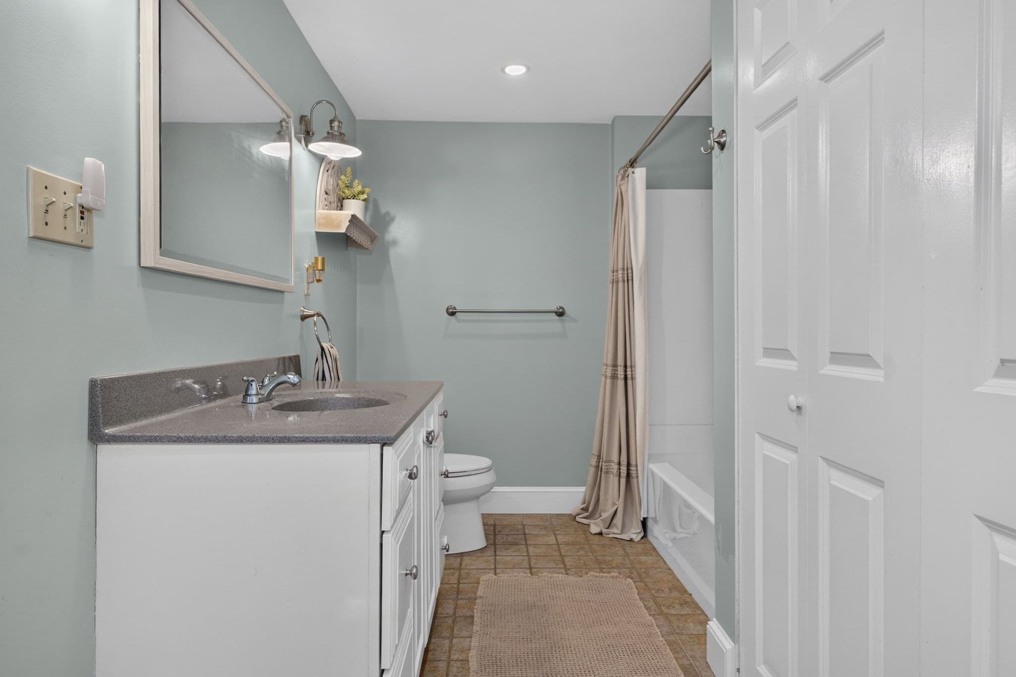 Single Family Residence at 395 Pond St, Weymouth MA 02190, photo 14 of 39