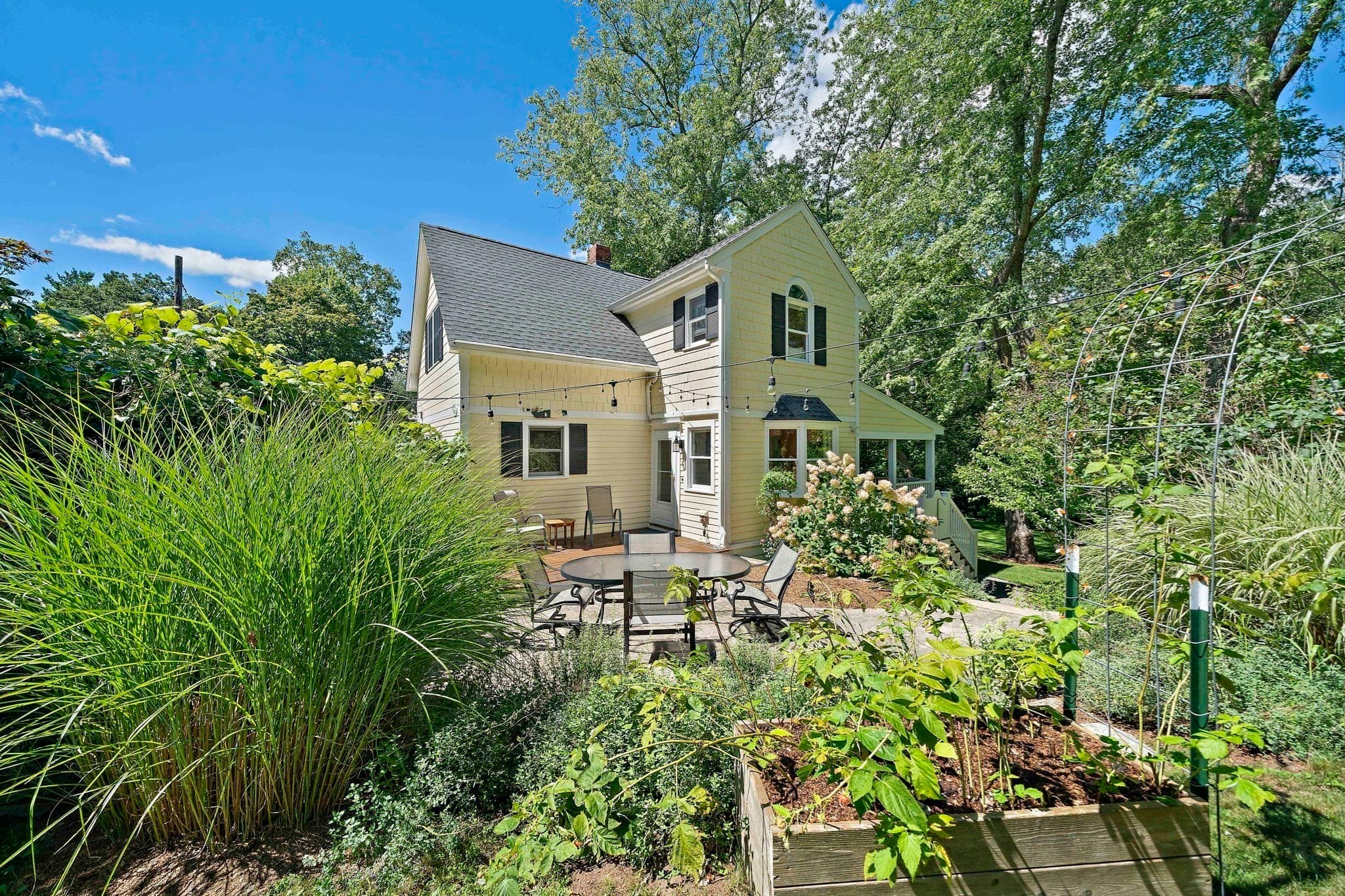 Single Family Residence at 16 Oakland Ave, Hanover MA 02339, Hanover, photo 2 of 26