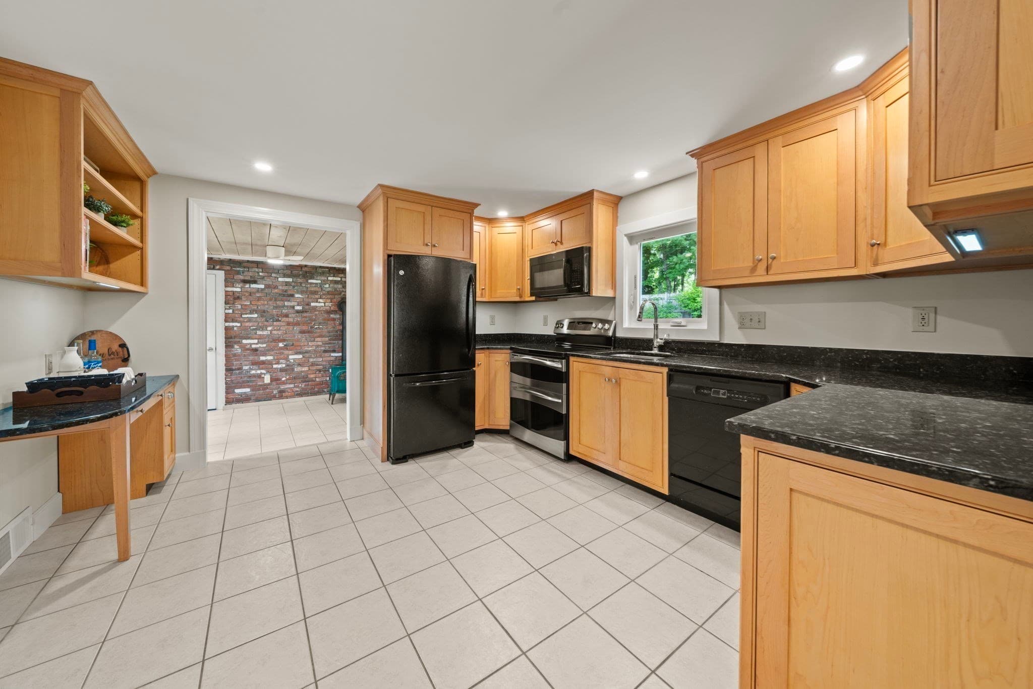 Single Family Residence at 9 Hillside Dr, Nashua NH 03064, Nashua, photo 10 of 39