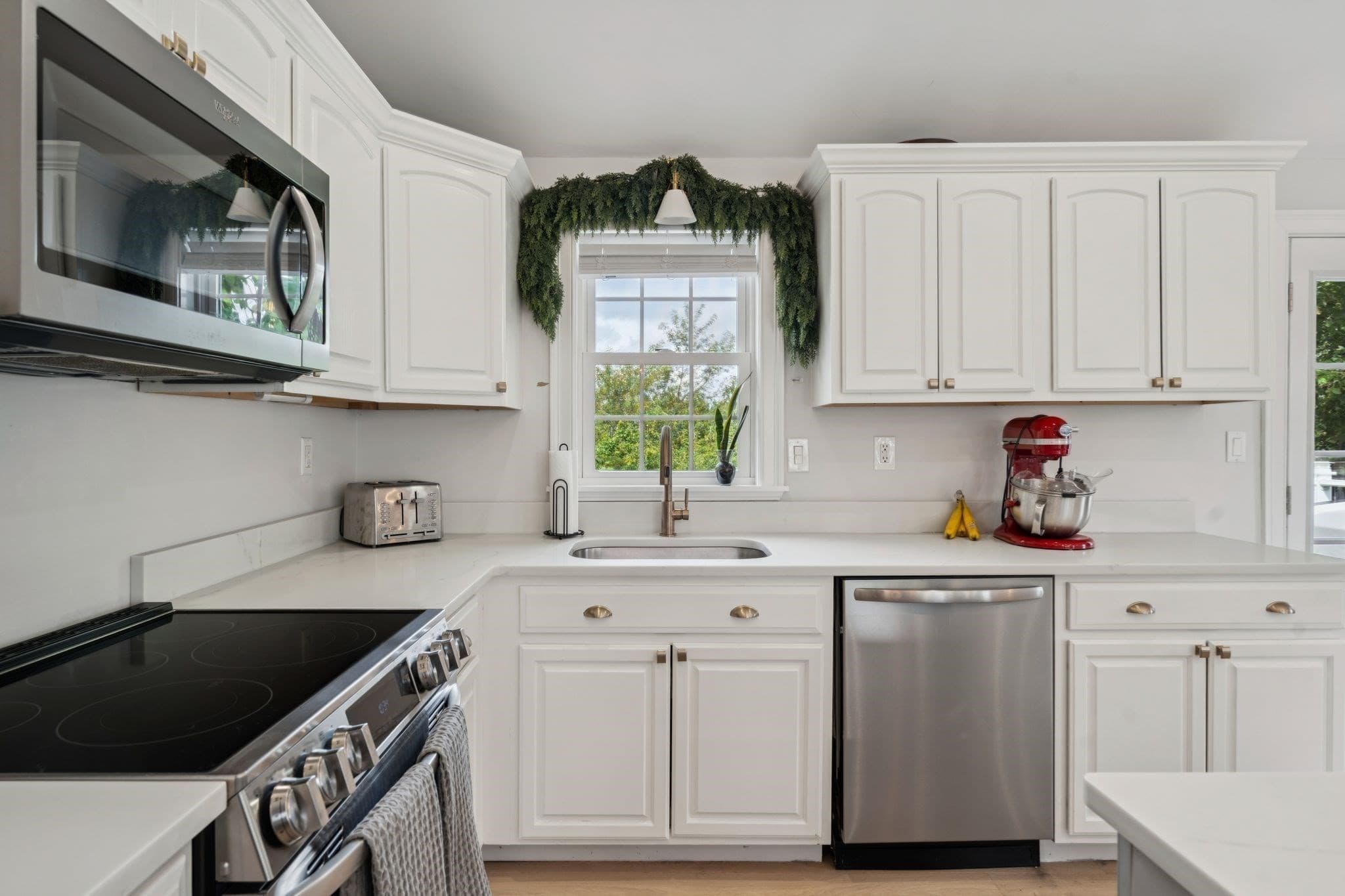 Single Family Residence at 8 Skyview Ln, Woburn MA 01801, Woburn, photo 4 of 24