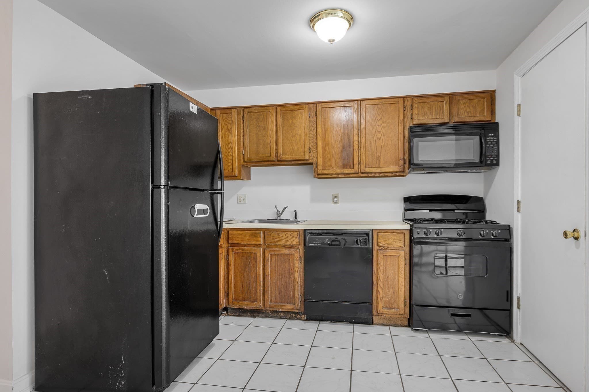 Condominium at 74 Roper St # F, Lowell MA 01852, photo 2 of 23