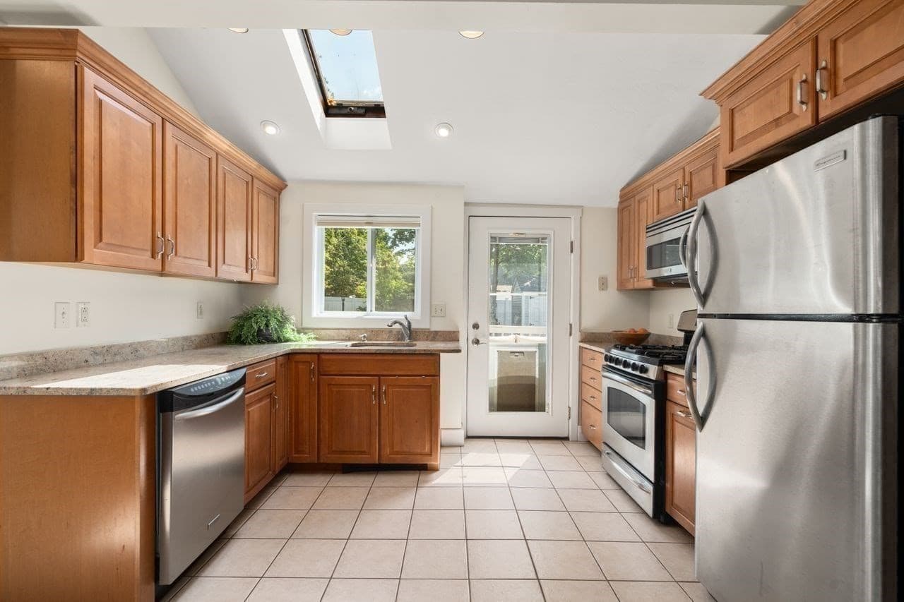 Condominium at 12 Oconnell Ave # 12, Quincy MA 02169, photo 6 of 34