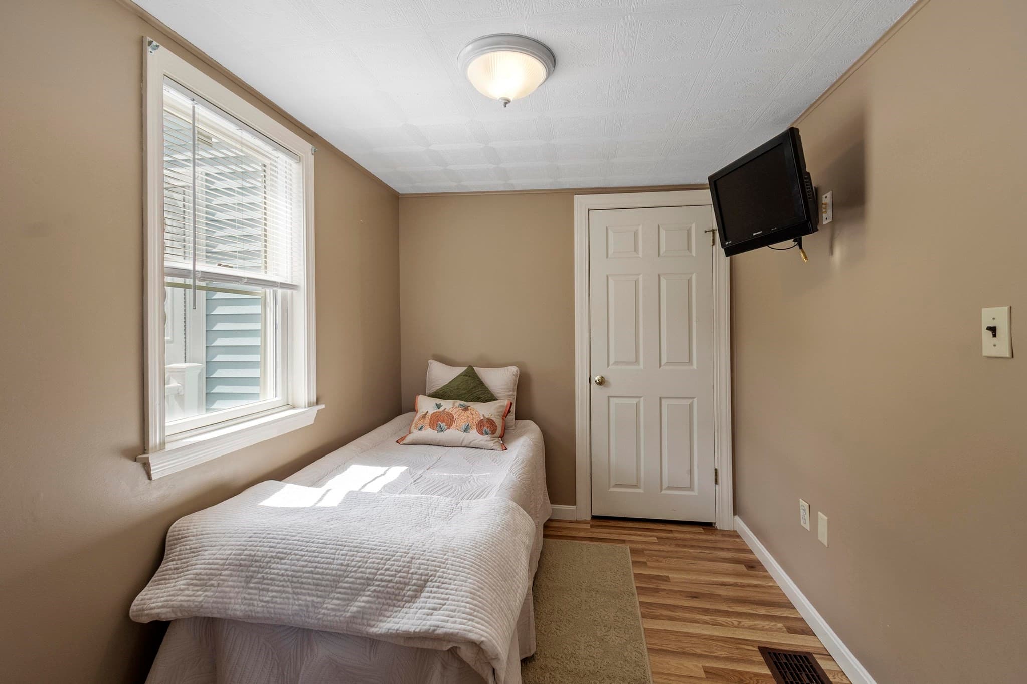 Single Family Residence at 142 Bridle Road, Billerica MA 01821, Billerica, photo 5 of 41