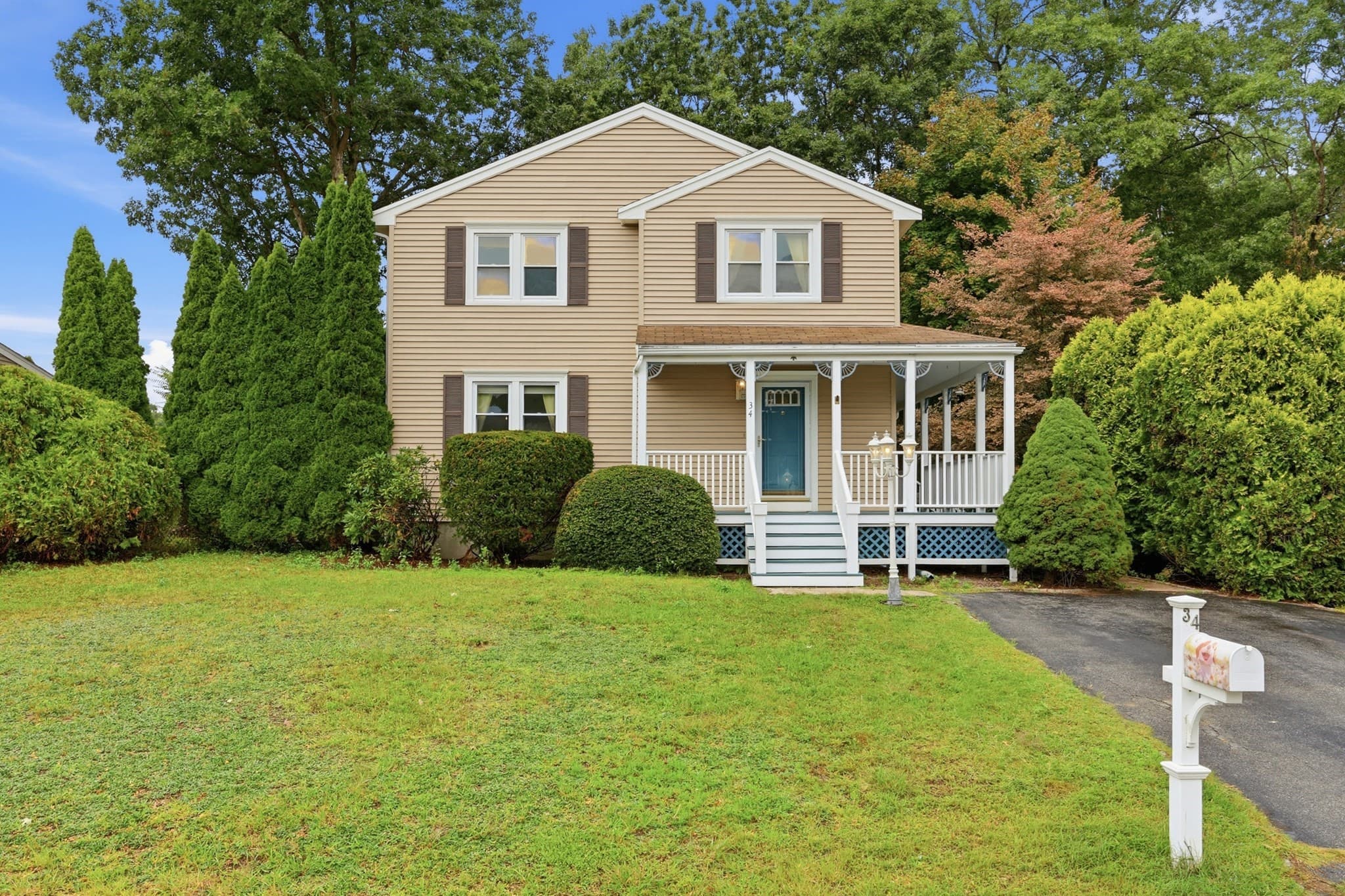 34 Oak Knoll Rd, Lowell MA 01852