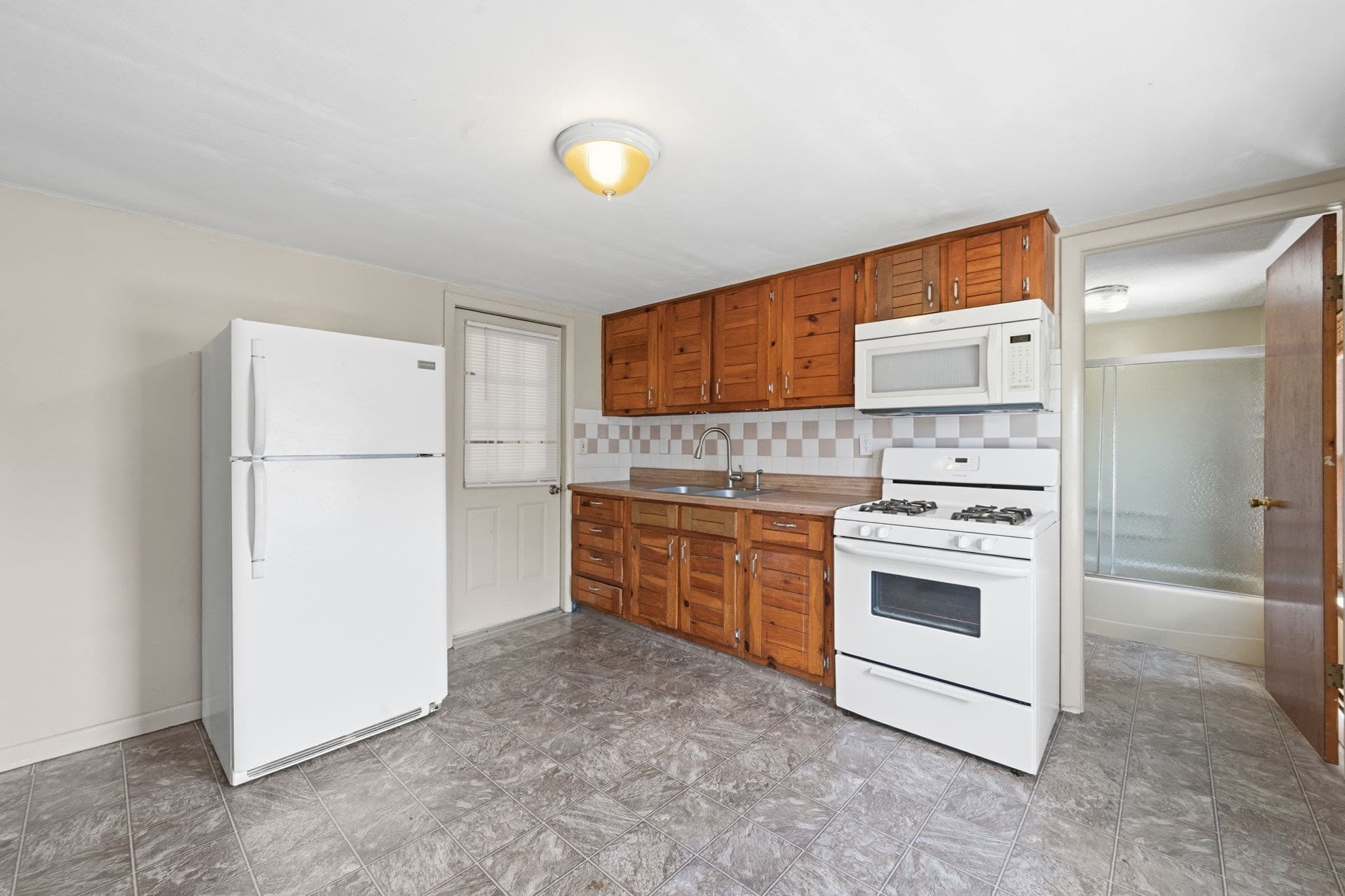 3 Family at 37 Howard St, Chicopee MA 01013, Chicopee, photo 15 of 39