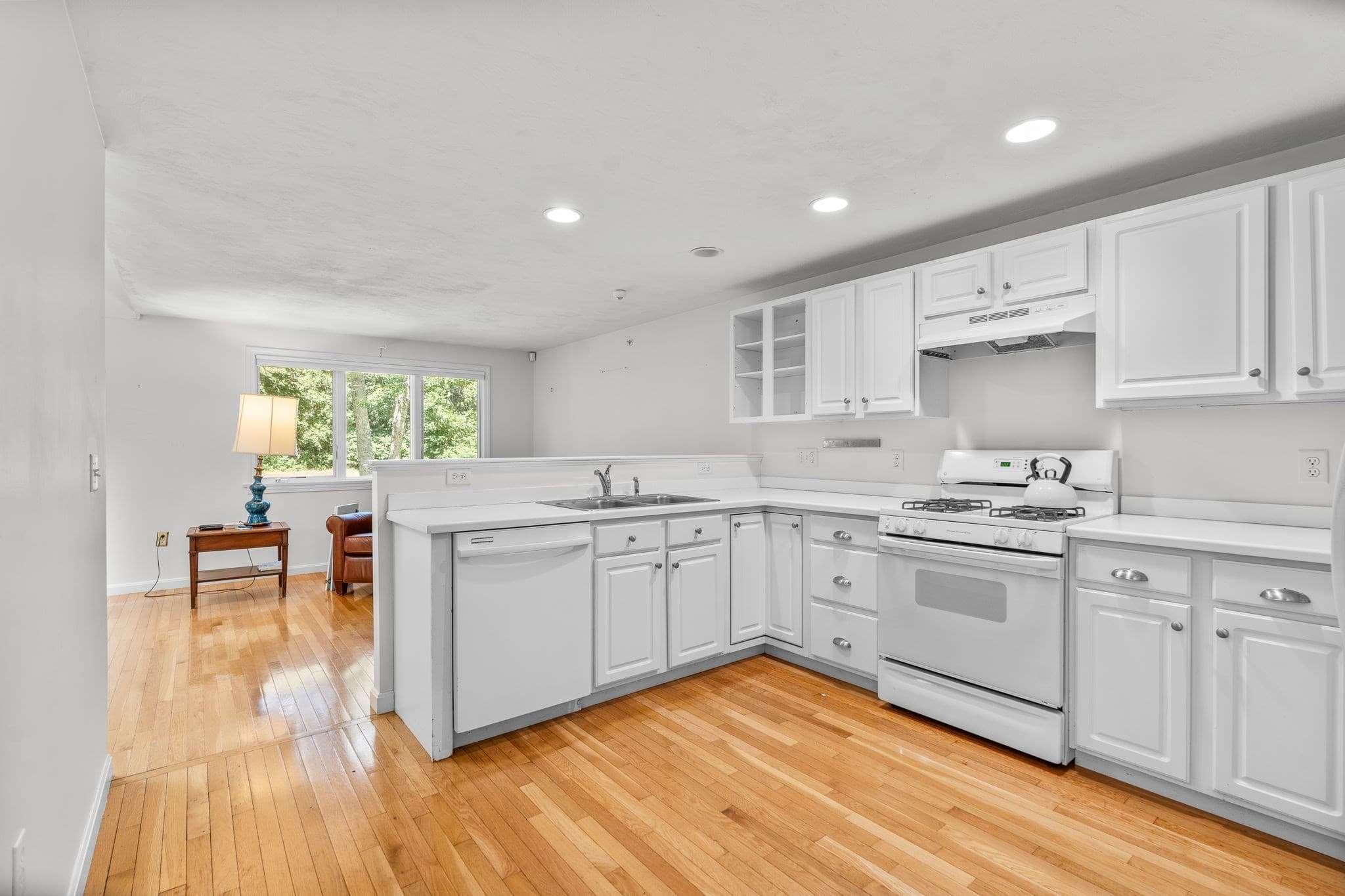 Single Family Residence at 7 Par Three Ct, Mashpee MA 02649, Mashpee, photo 9 of 38