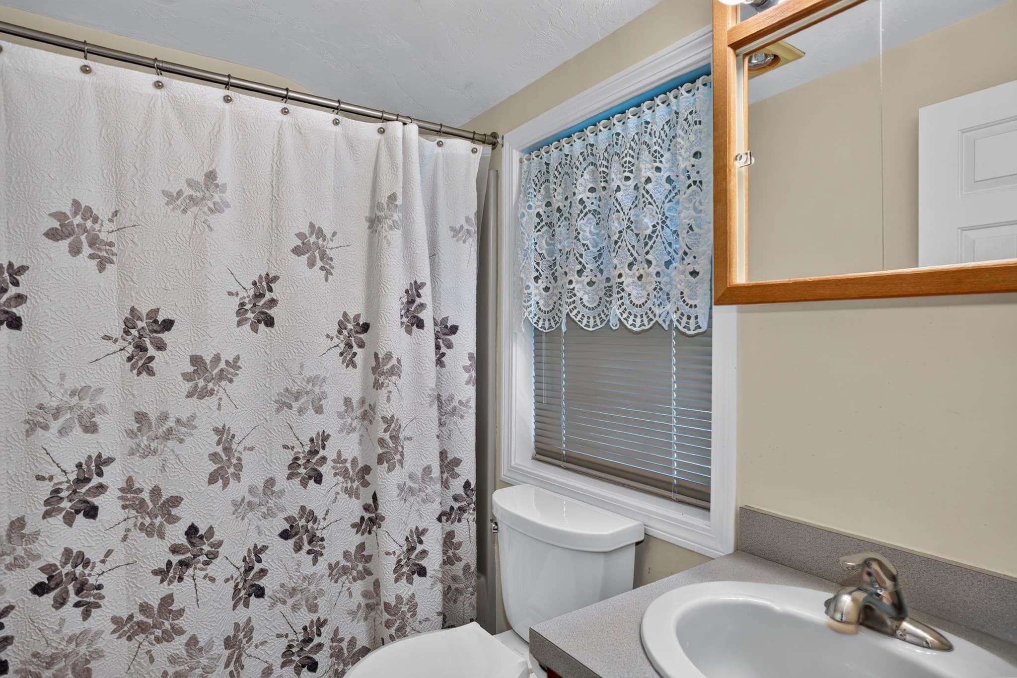 Single Family Residence at 3 Greenside Ln, Worcester MA 01609, Worcester, photo 11 of 25