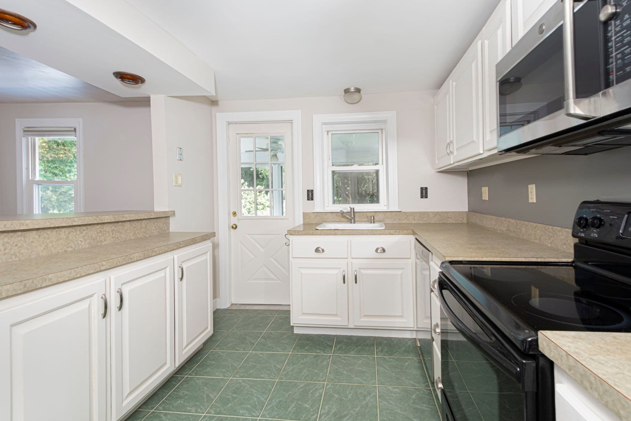 Single Family Residence at 10 Farview Ave, Shrewsbury MA 01545, Shrewsbury, photo 12 of 29