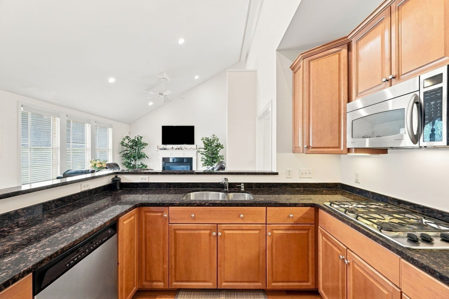 Condominium at 2 Pimpernel Cir # 25, Georgetown MA 01833, Georgetown, photo 19 of 35