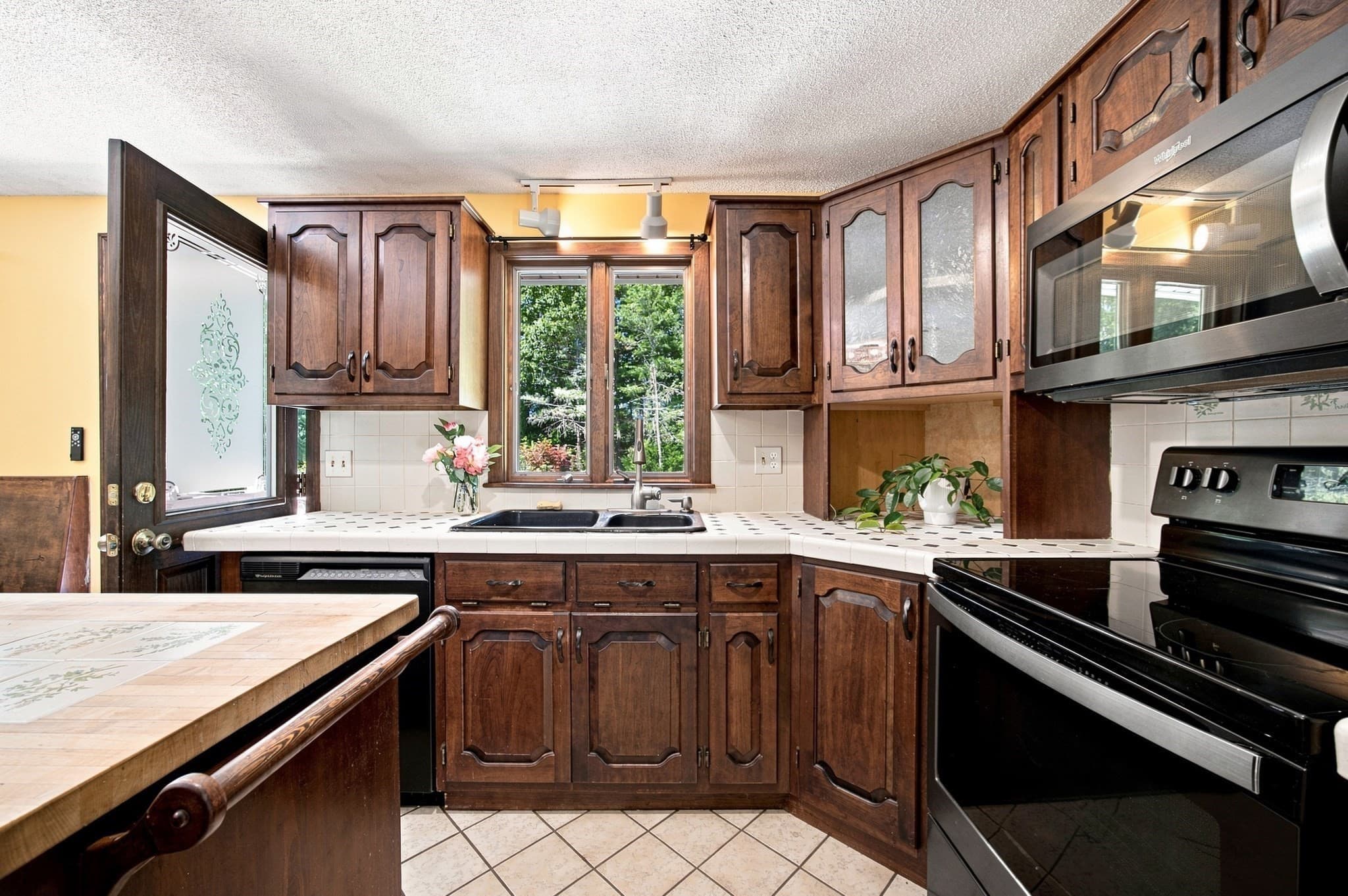 Single Family Residence at 47 Overlook Dr, Easthampton MA 01027, Easthampton, photo 8 of 42