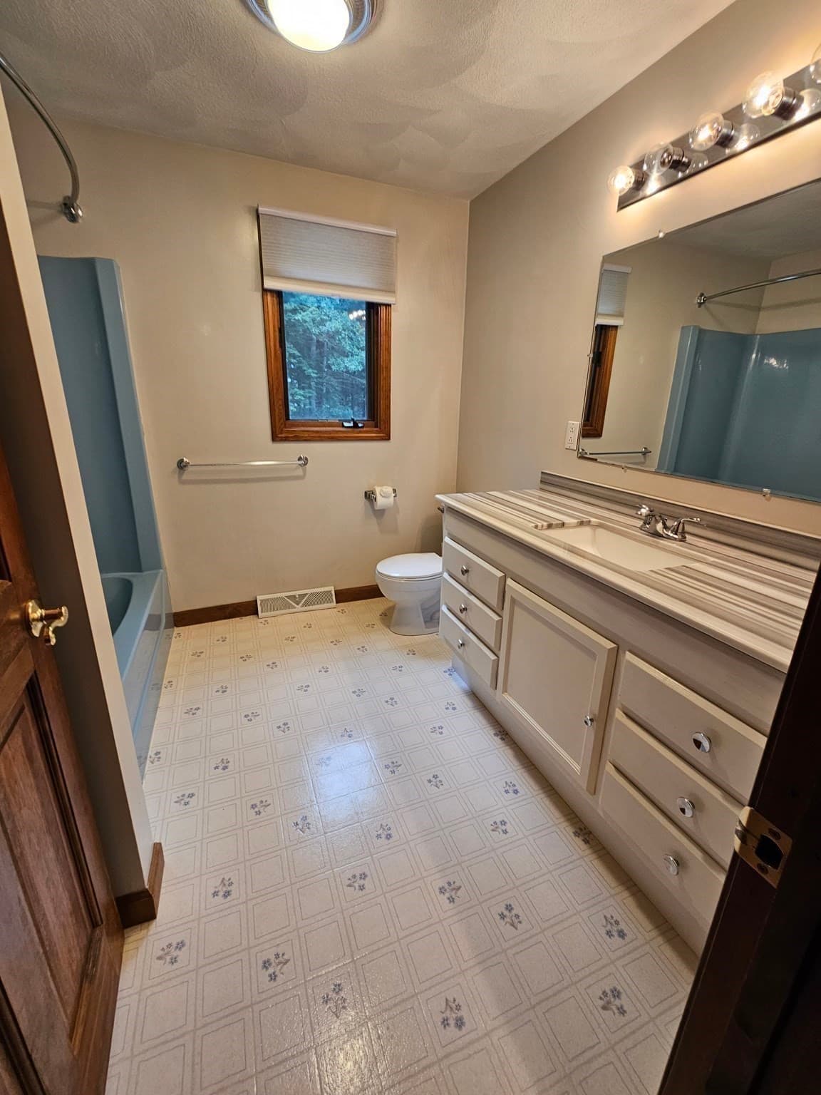 Duplex at 226 County Rd, Freetown MA 02717, Freetown, photo 26 of 42