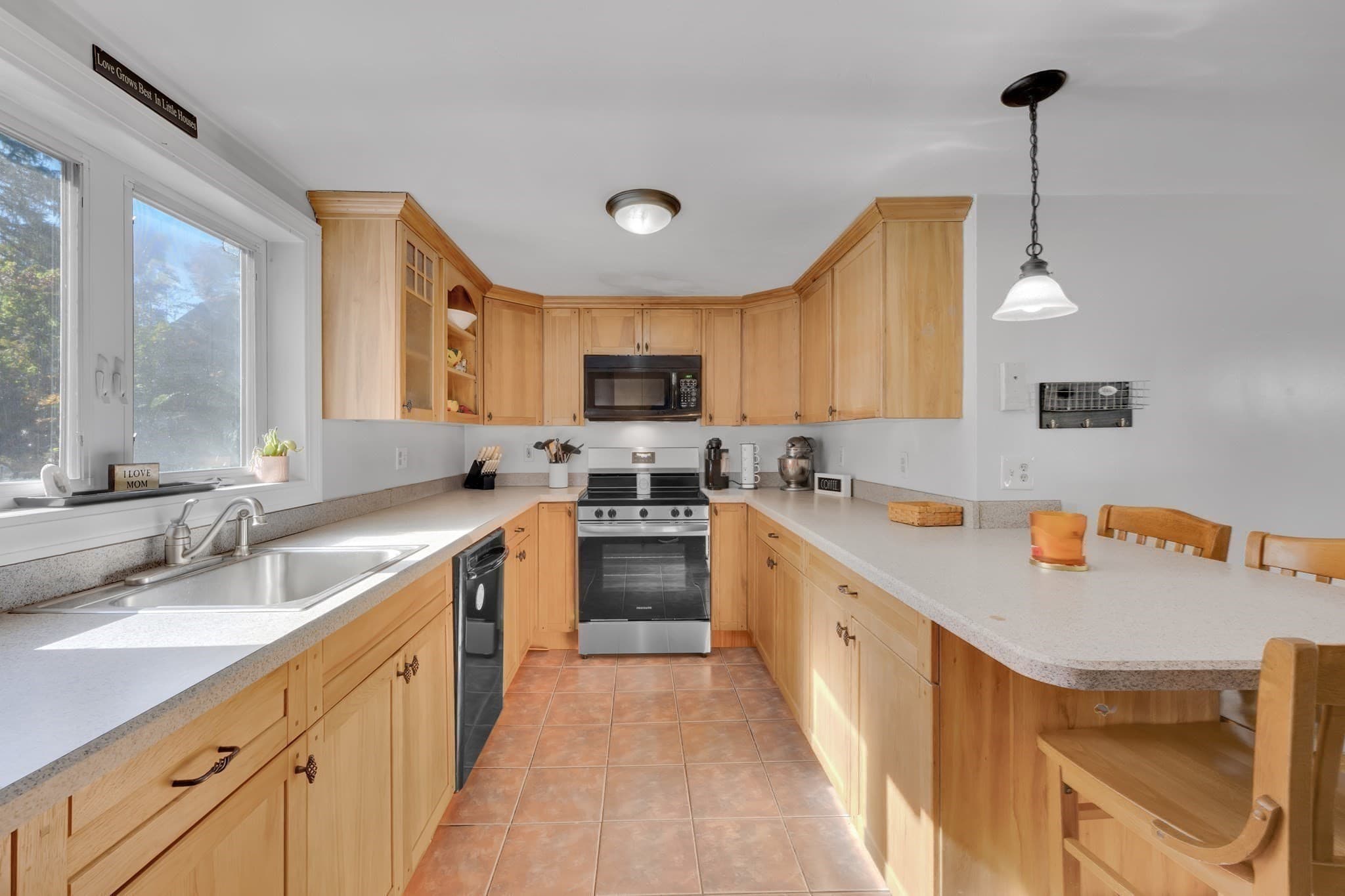 Single Family Residence at 16 Charlton St, Sturbridge MA 01566, photo 11 of 32