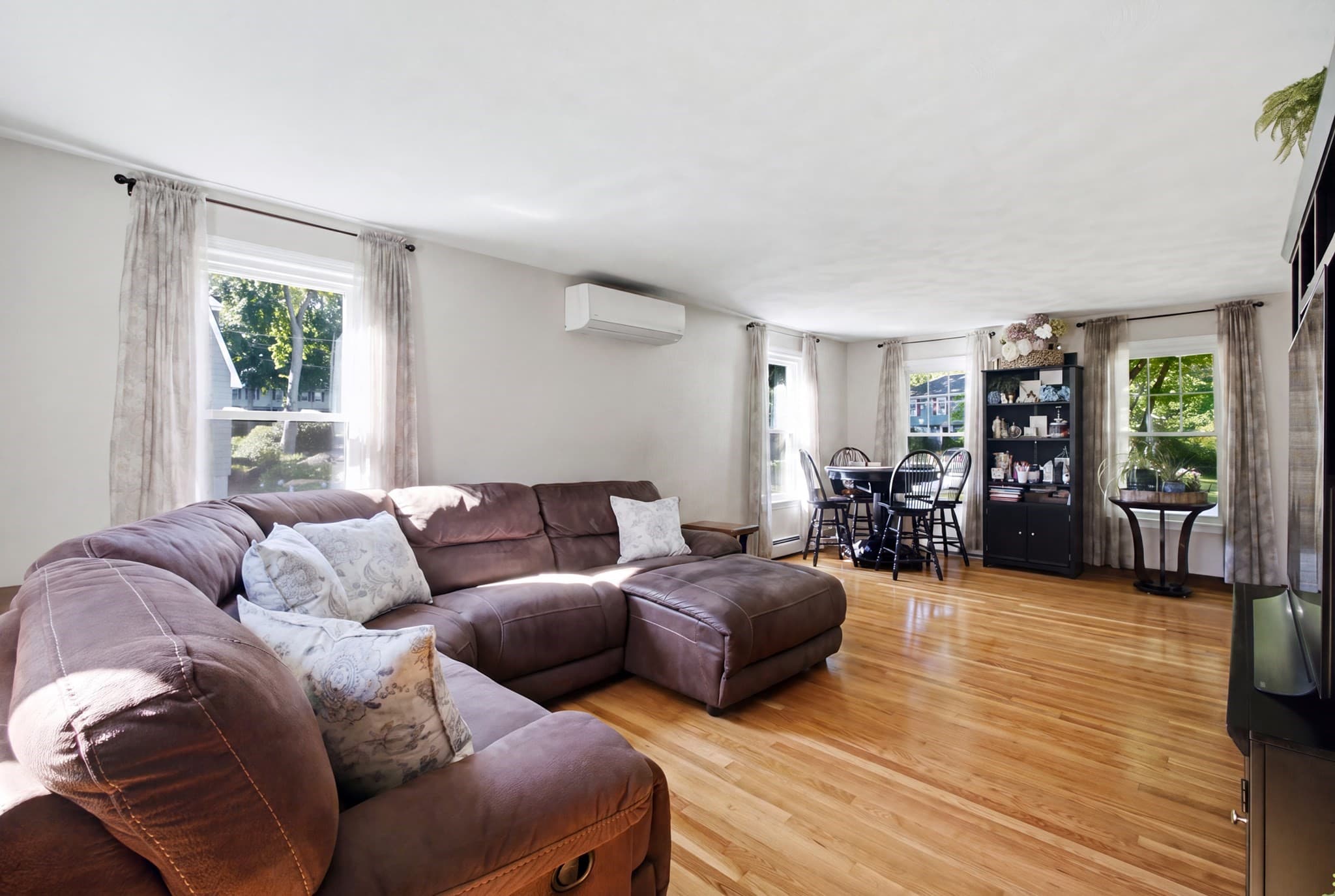 Single Family Residence at 4 Portmore Ln, Framingham MA 01702, Framingham, photo 8 of 42