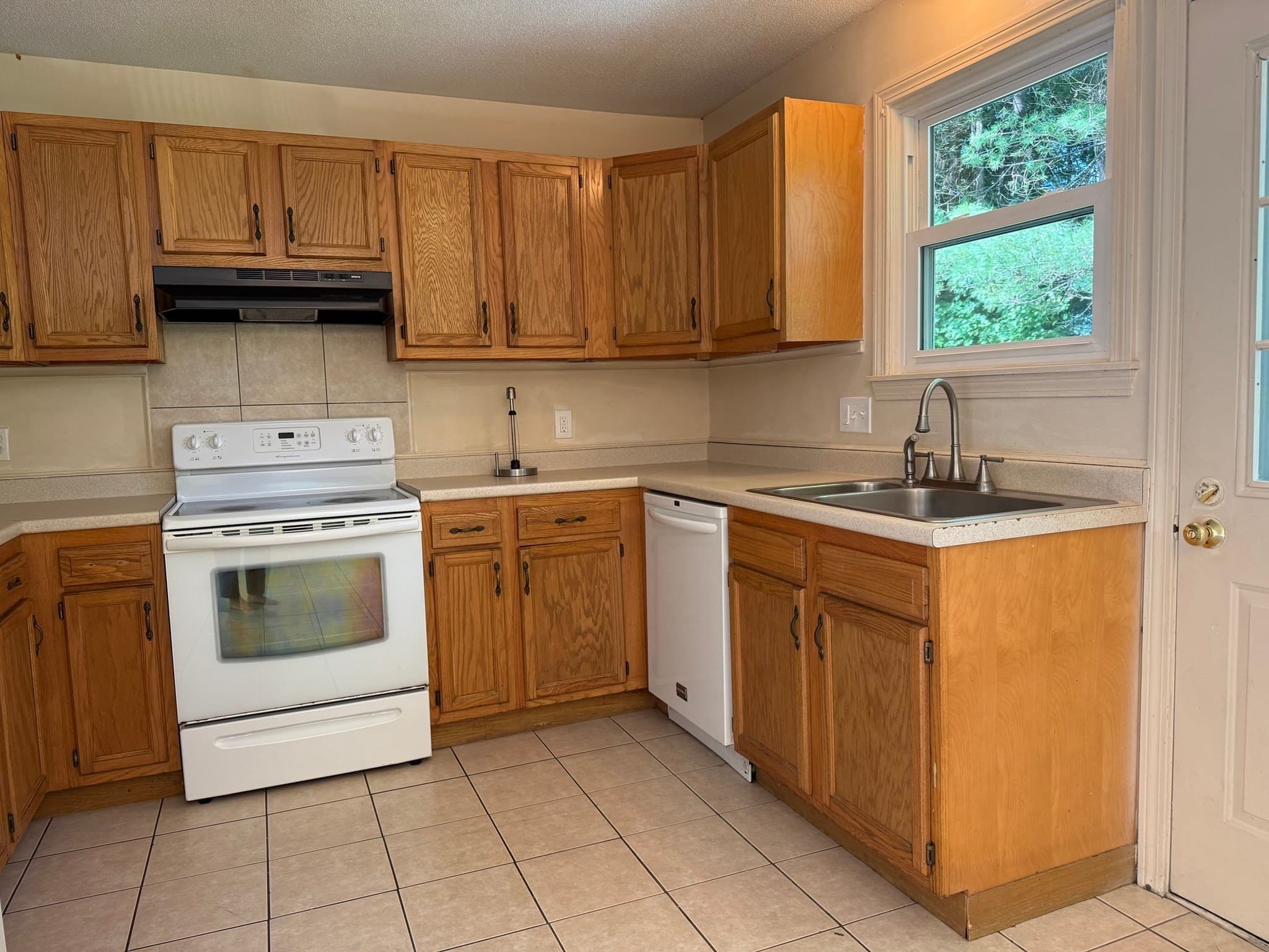 Single Family Residence at 5 Edge Hill Rd, Amherst MA 01002, Amherst, photo 4 of 22