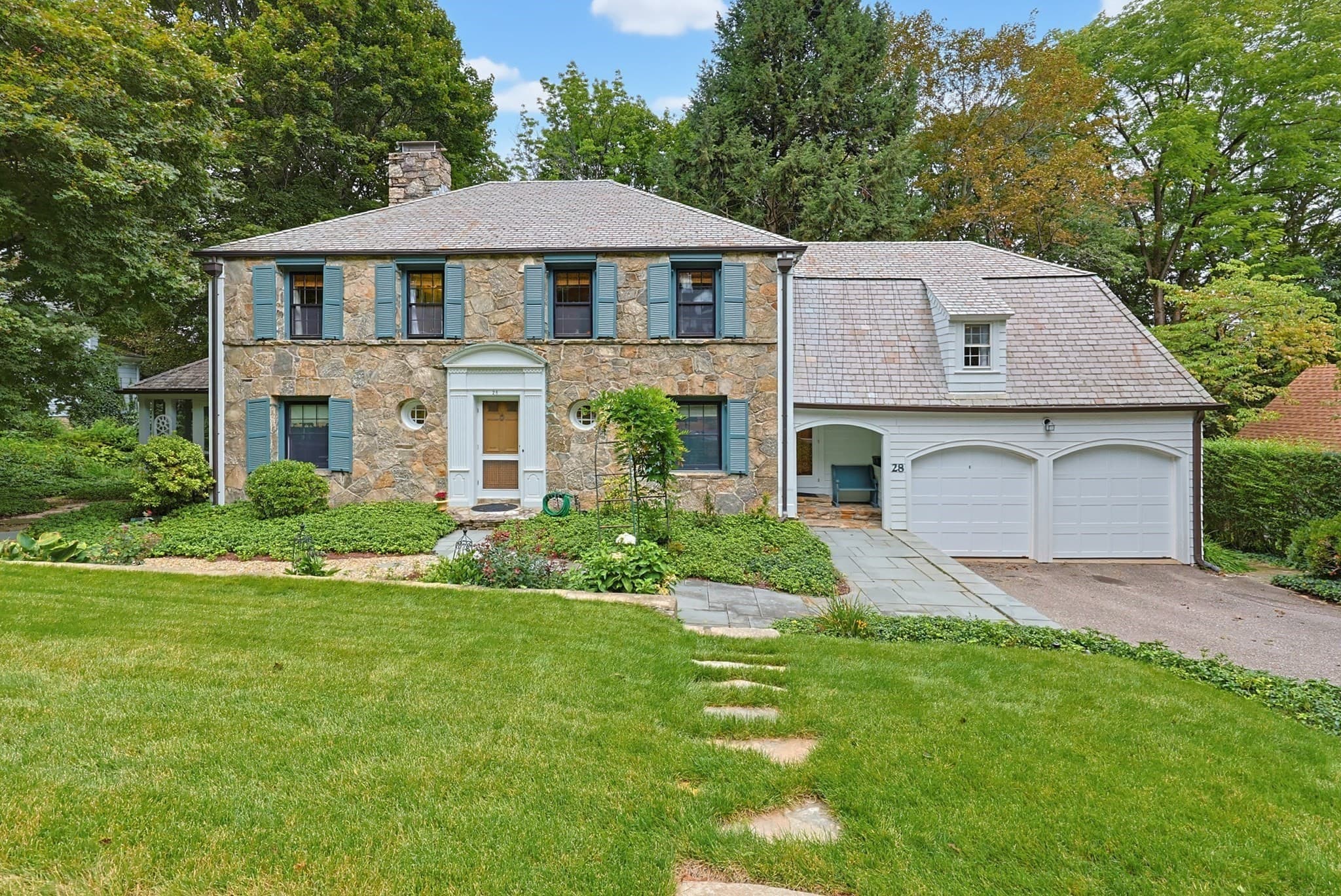Single Family Residence at 28 Drury Ln, Worcester MA 01609, Worcester, photo 2 of 41