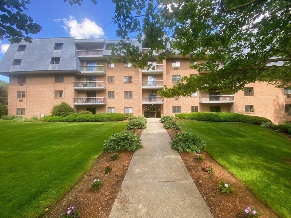 Condominium at 70 Shrewsbury Green # C, Shrewsbury MA 01545, Shrewsbury, photo 3 of 23
