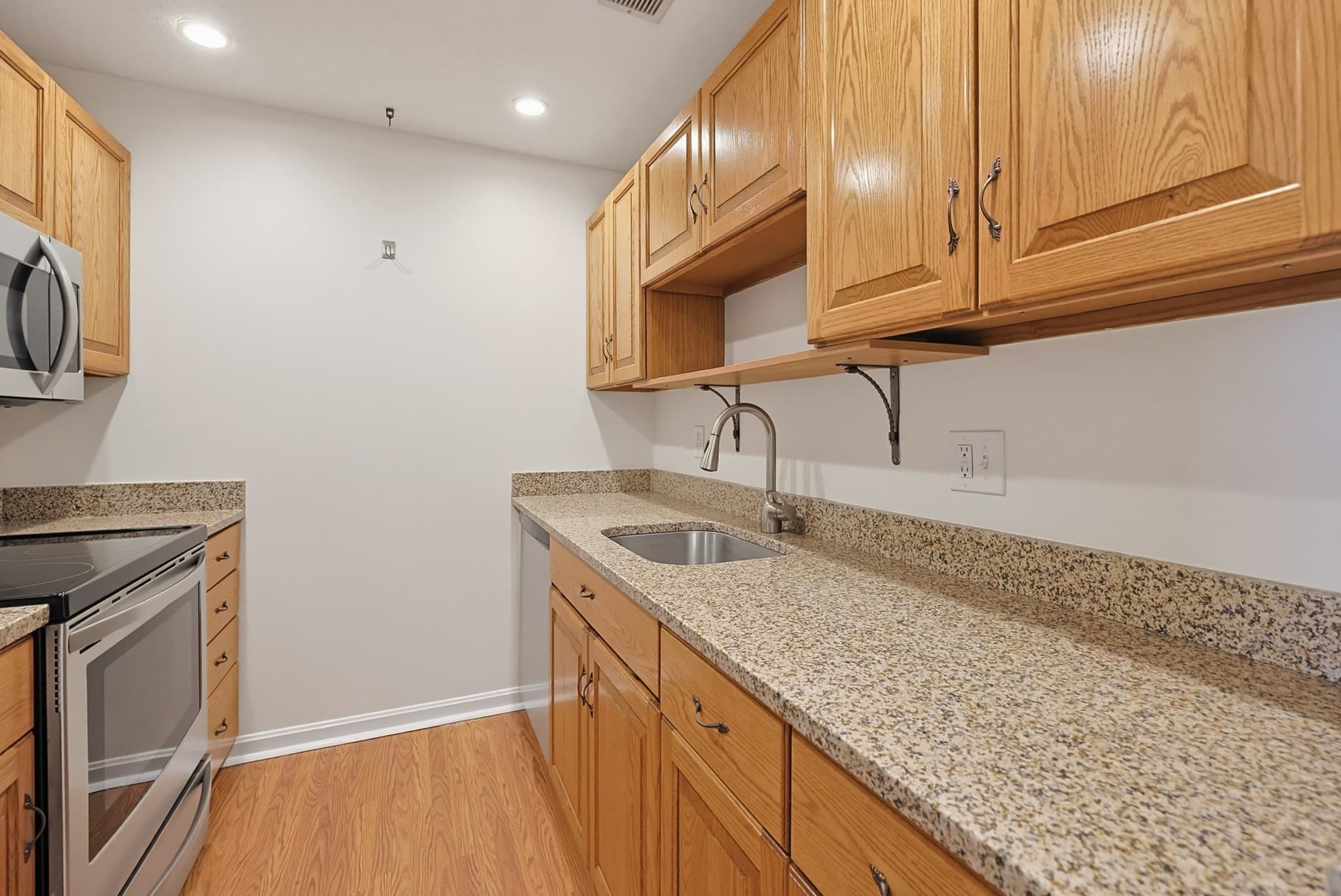Condominium at 805 Franklin Crossing Road # 5, Franklin MA 02038, Franklin, photo 14 of 31