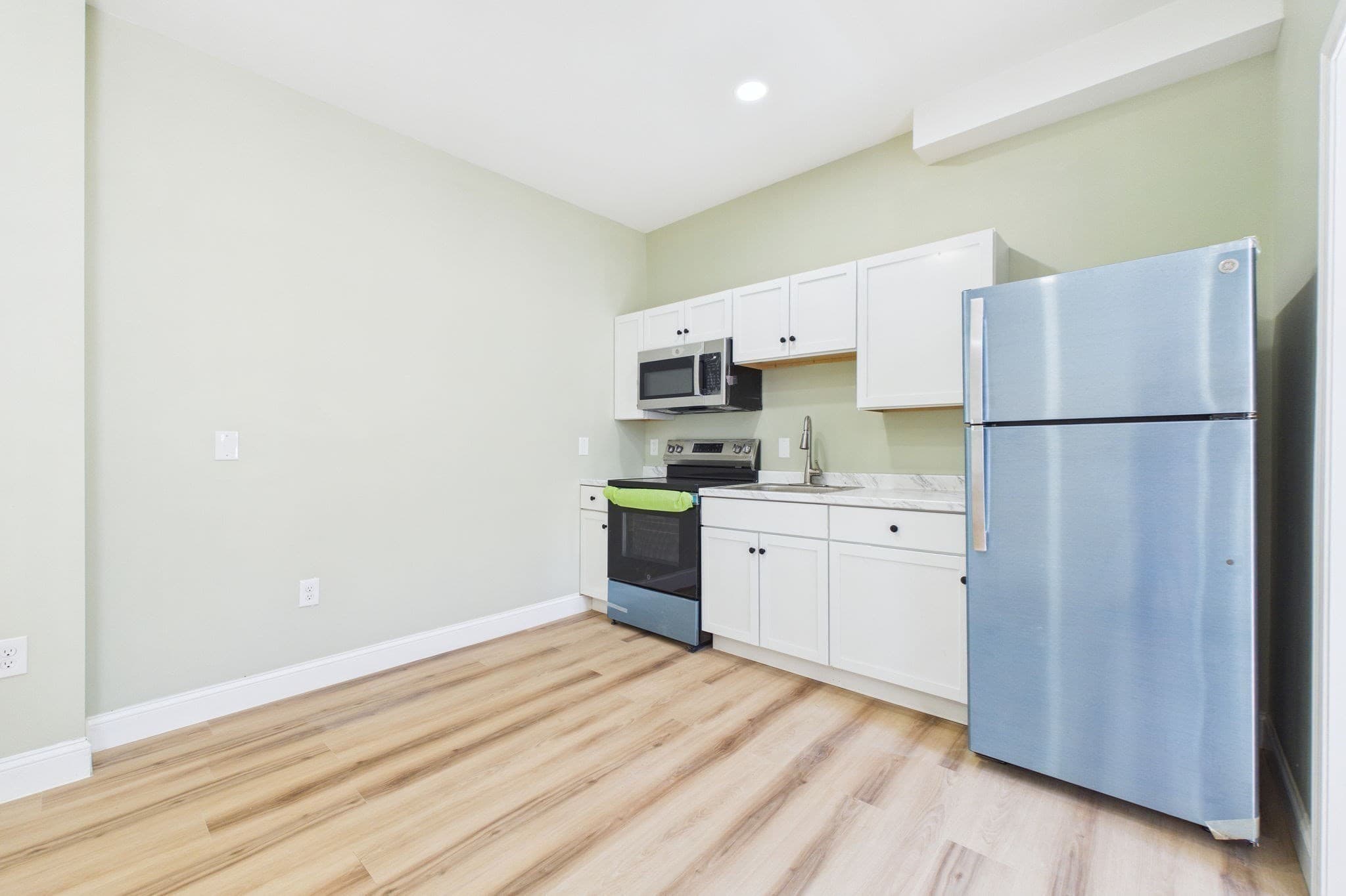 5-9 Family at 110 Eighth Street, New Bedford MA 02740, New Bedford, photo 32 of 40