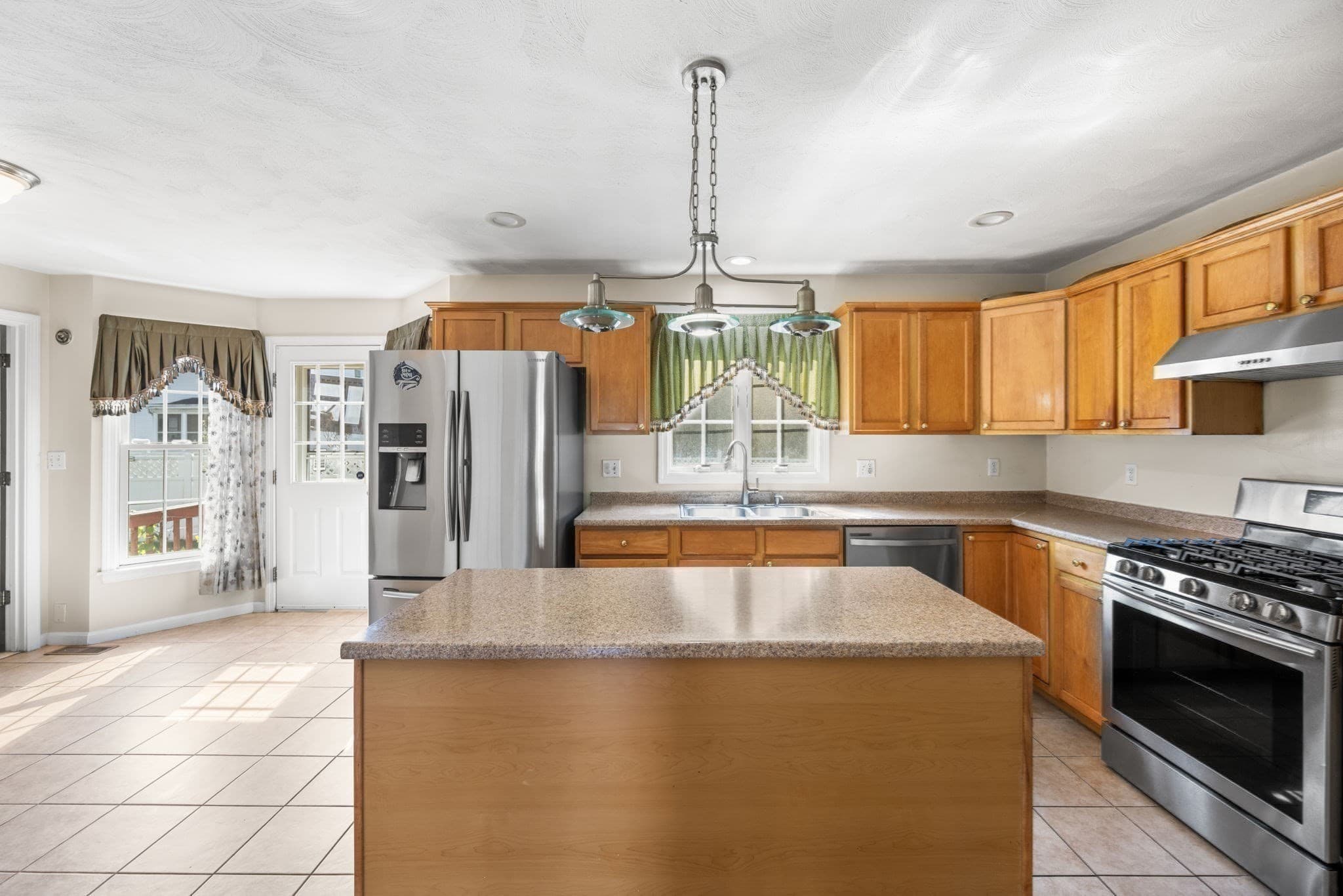Single Family Residence at 388 Varnum Ave, Lowell MA 01854, Lowell, photo 12 of 35