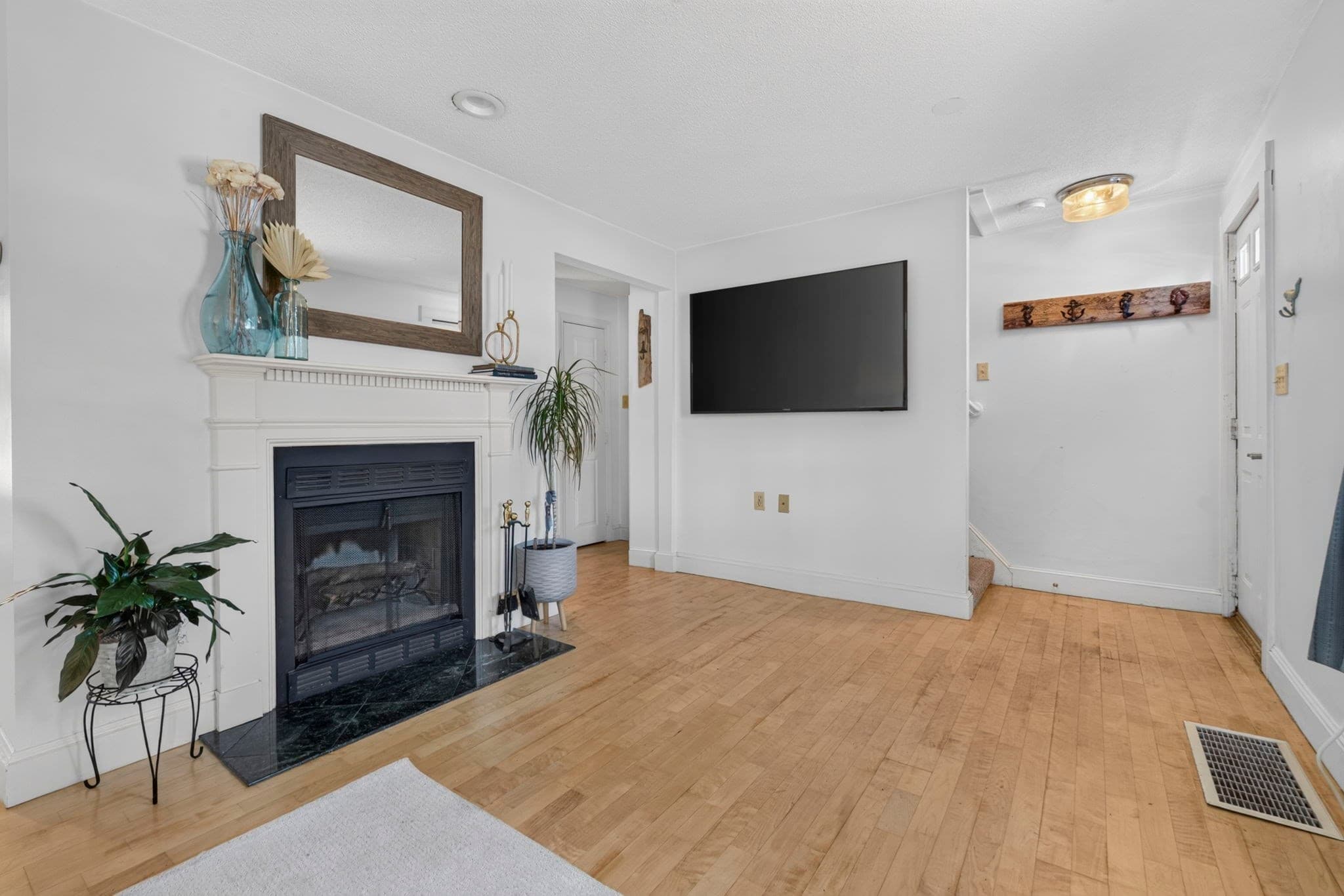 Condominium at 4 Rowells Ct # C, Amesbury MA 01913, Amesbury, photo 4 of 22