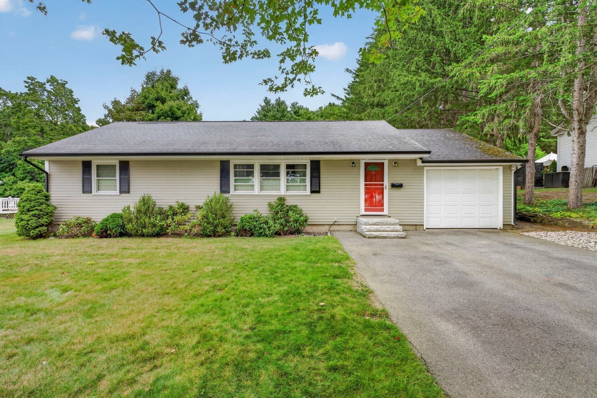 43 Madison St, Amesbury MA 01913