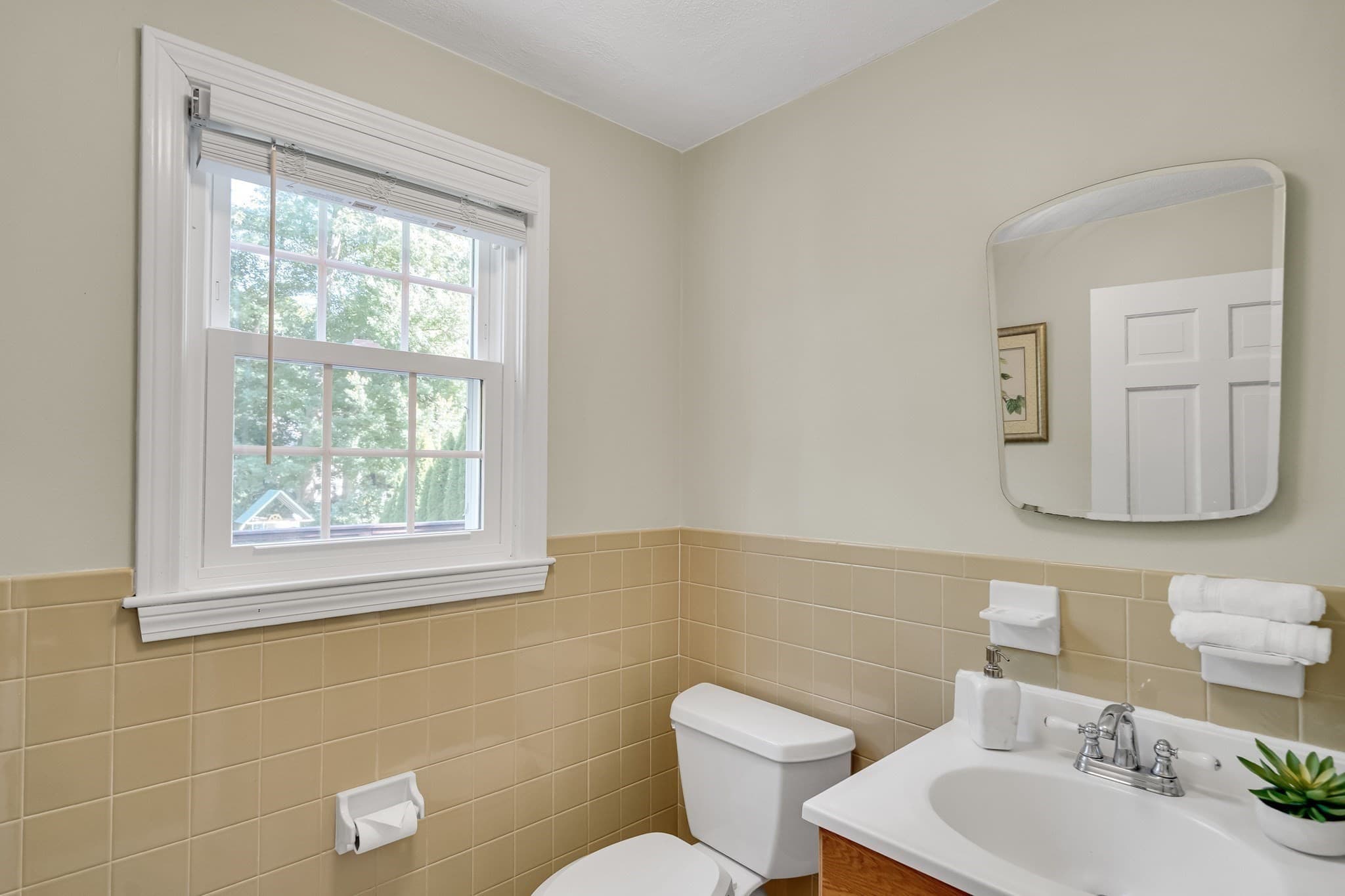 Single Family Residence at 8 Barry Dr, Framingham MA 01702, Framingham, photo 12 of 42