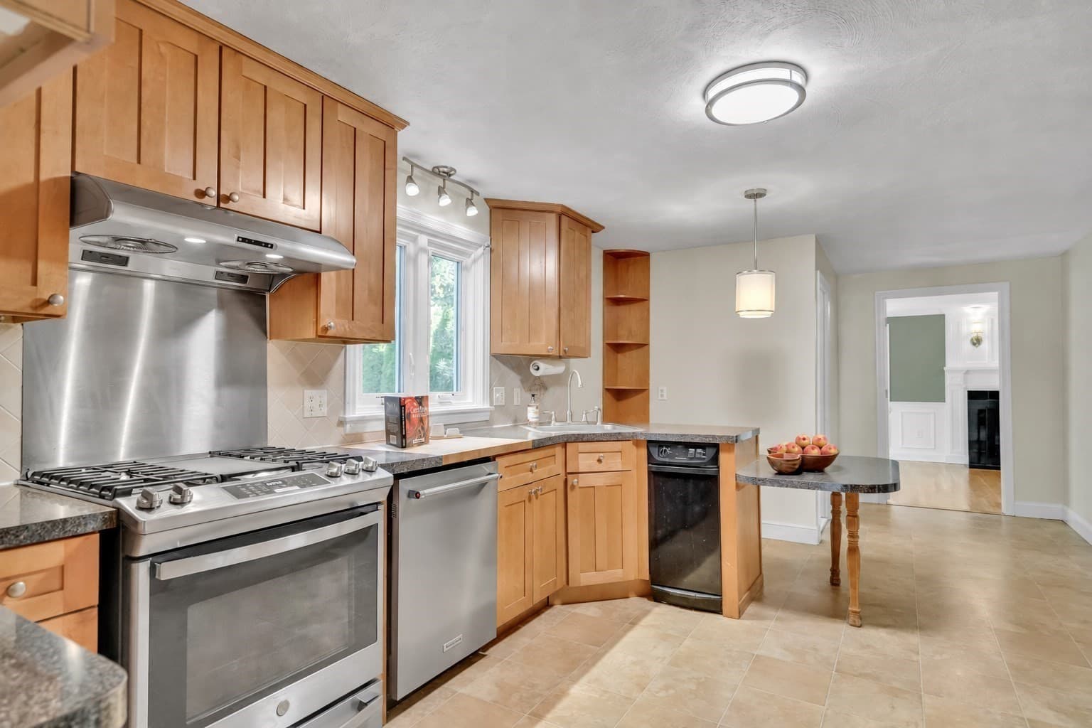 Single Family Residence at 8 Barry Dr, Framingham MA 01702, Framingham, photo 9 of 42