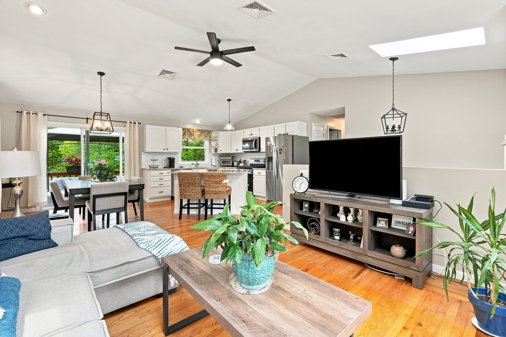 Single Family Residence at 32 Mountaindale Rd, Smithfield RI 02917, Smithfield, photo 6 of 39