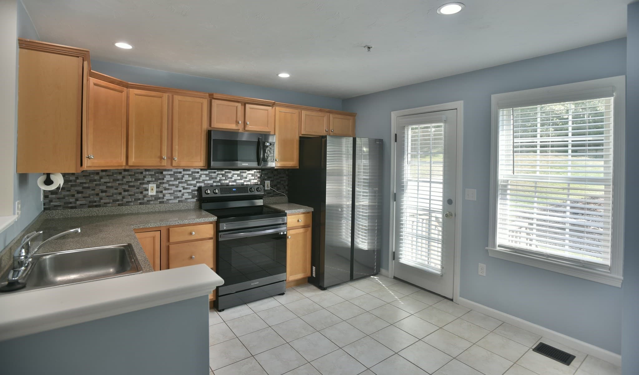 Condominium at 83 Boxberry Ln # 83, Rockland MA 02370, Rockland, photo 8 of 19