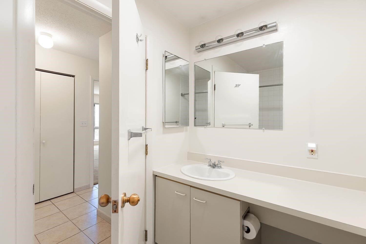Condominium at 4 Summit Drive # 504, Reading MA 01867, Reading, photo 22 of 30