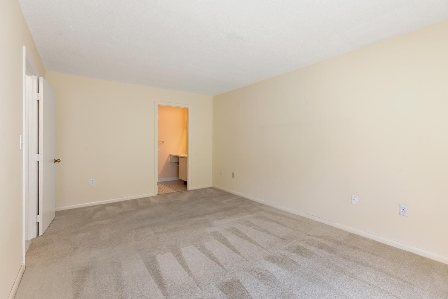 Condominium at 4 Summit Drive # 504, Reading MA 01867, Reading, photo 25 of 30