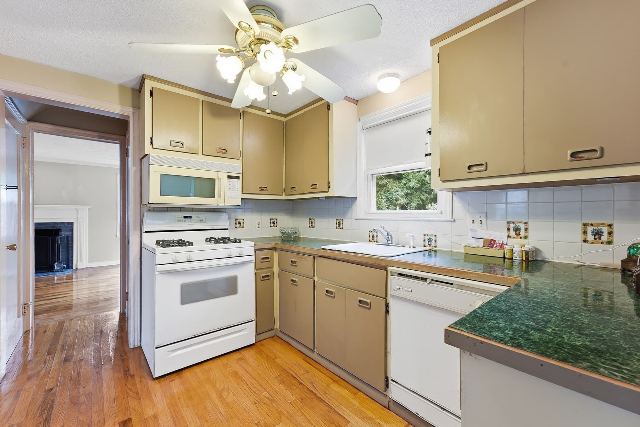 Single Family Residence at 76 Fenway Dr., Springfield MA 01119, Springfield, photo 9 of 42