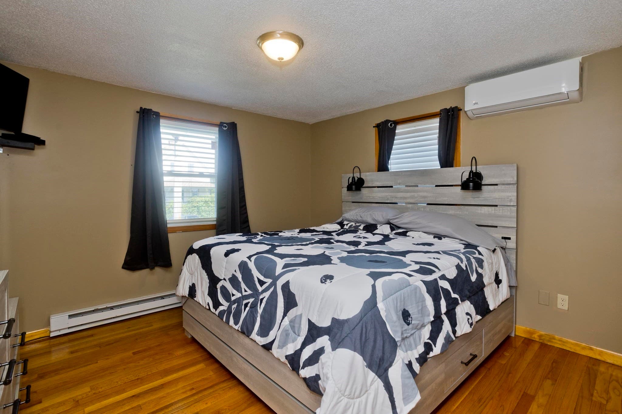 Single Family Residence at 115 Blanchwood Ave, Chicopee MA 01013, photo 9 of 29