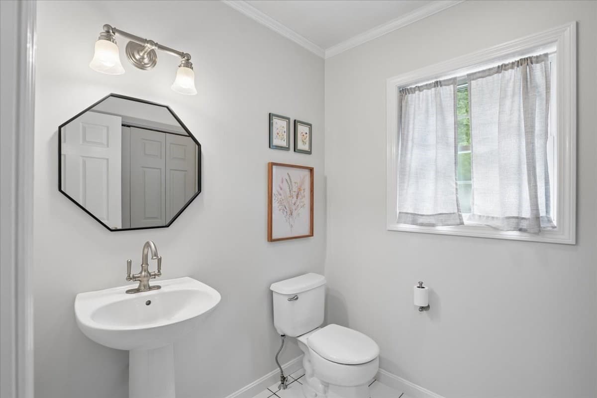 Single Family Residence at 6 Sterling Dr, Londonderry NH 03053, Londonderry, photo 16 of 42