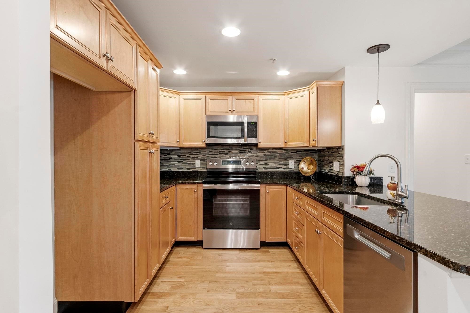 Condominium at 1204 Emerald Court # 1204, Tewksbury MA 01876, Tewksbury, photo 6 of 41