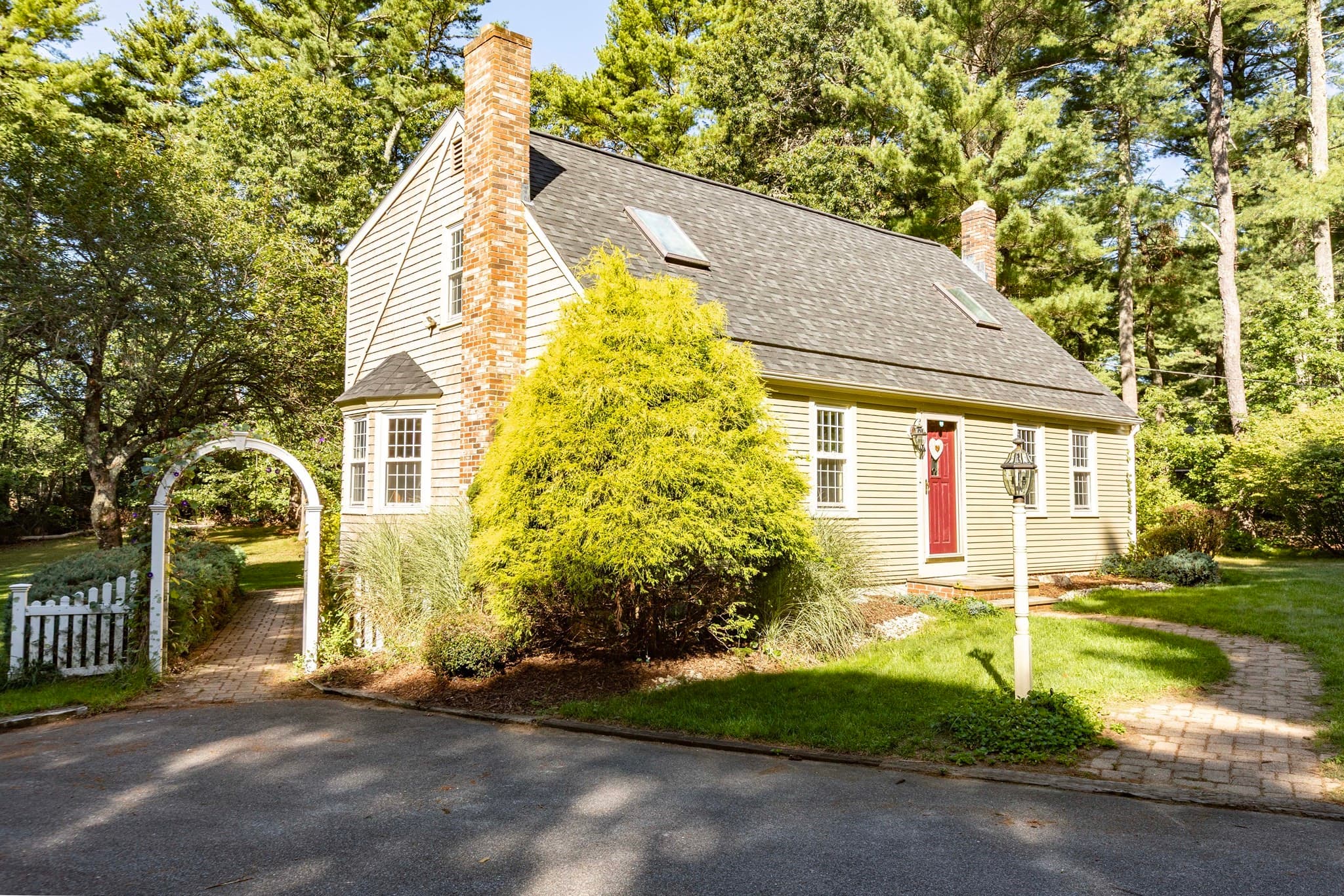 Single Family Residence at 133 Walnut Plain Rd, Rochester MA 02770, Rochester, photo 4 of 40