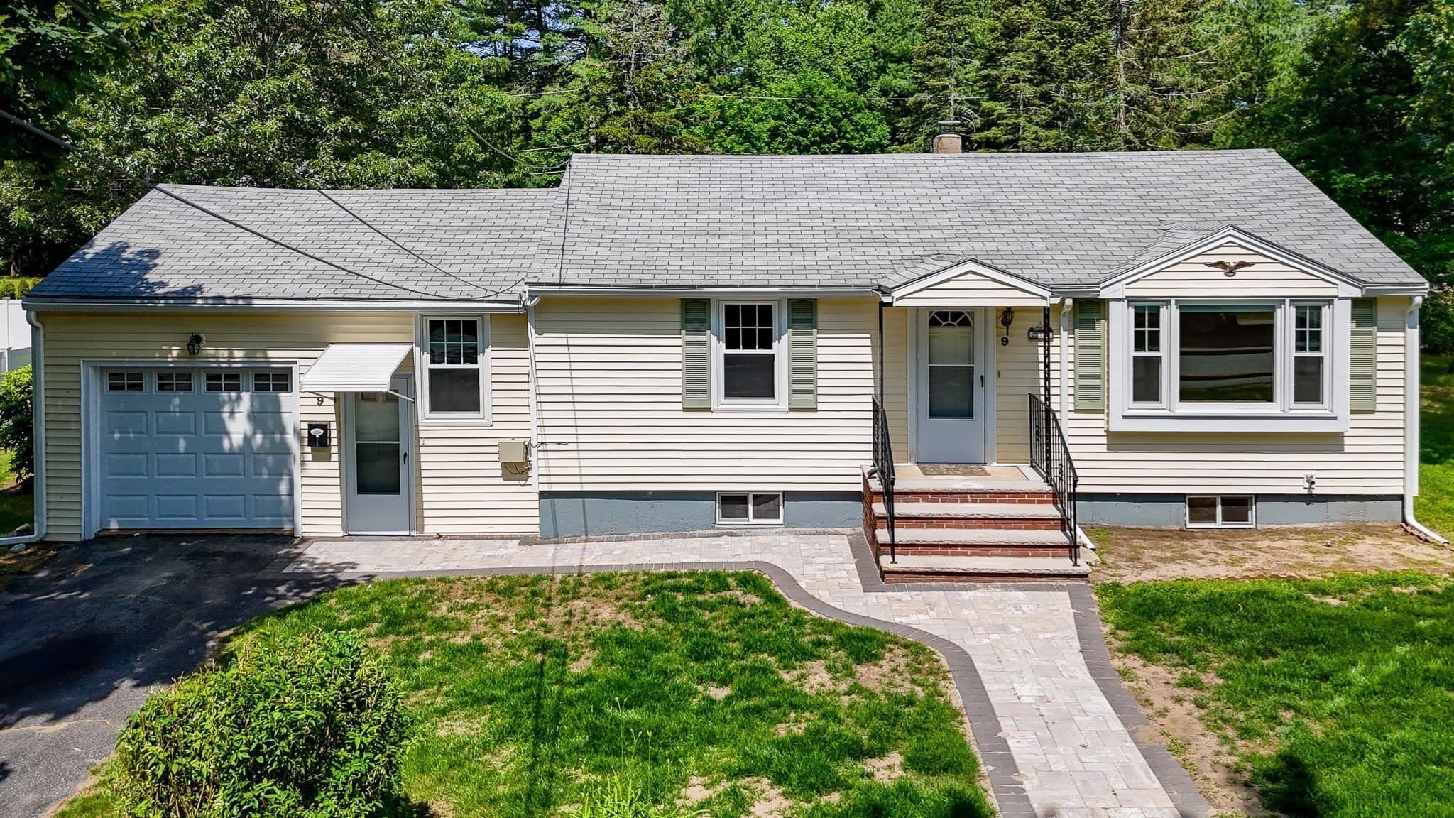 9 Hinckley Rd, Tewksbury MA 01876