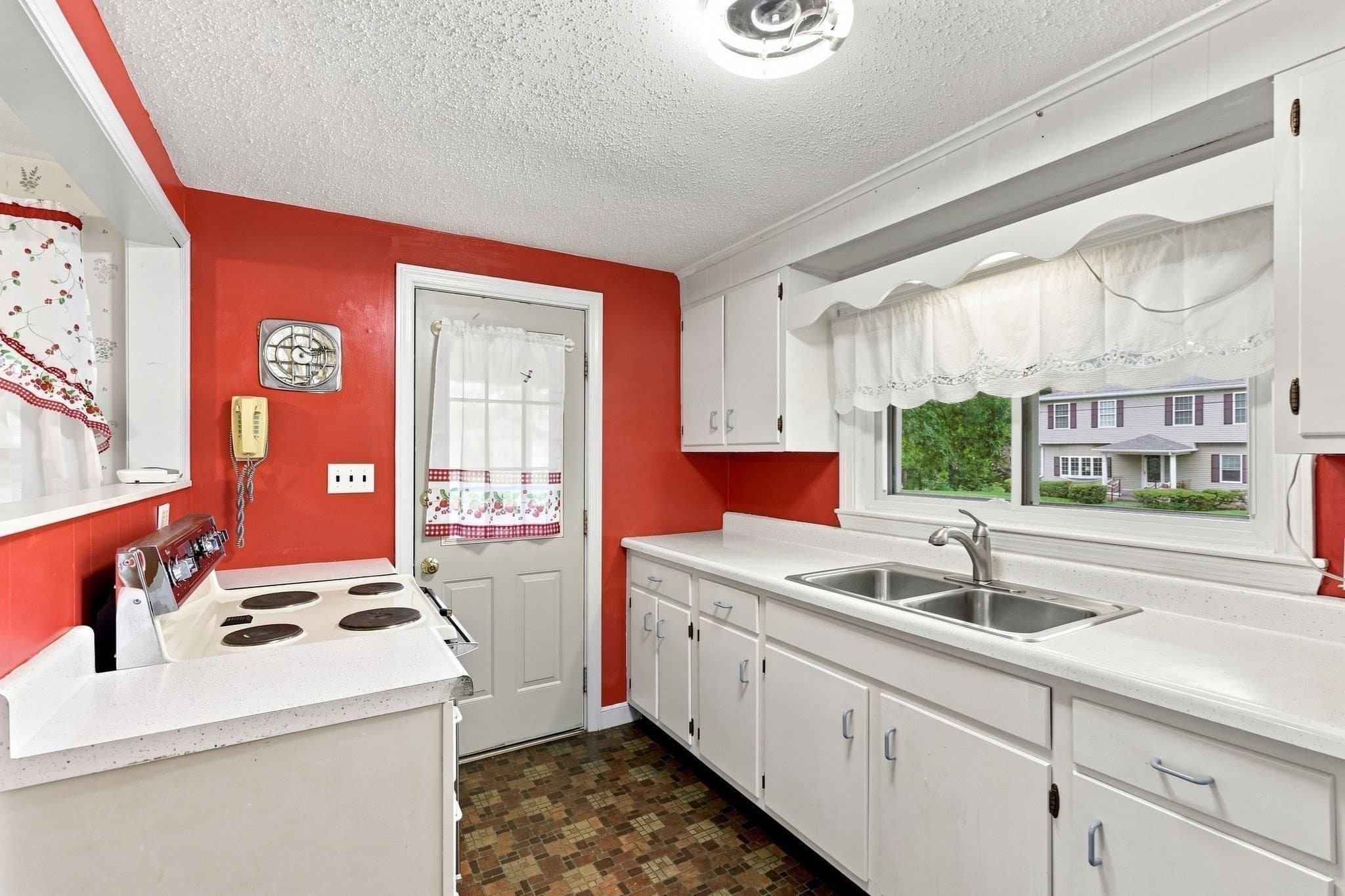 Single Family Residence at 36 Silver Lake Dr, Agawam MA 01001, Agawam, photo 8 of 40