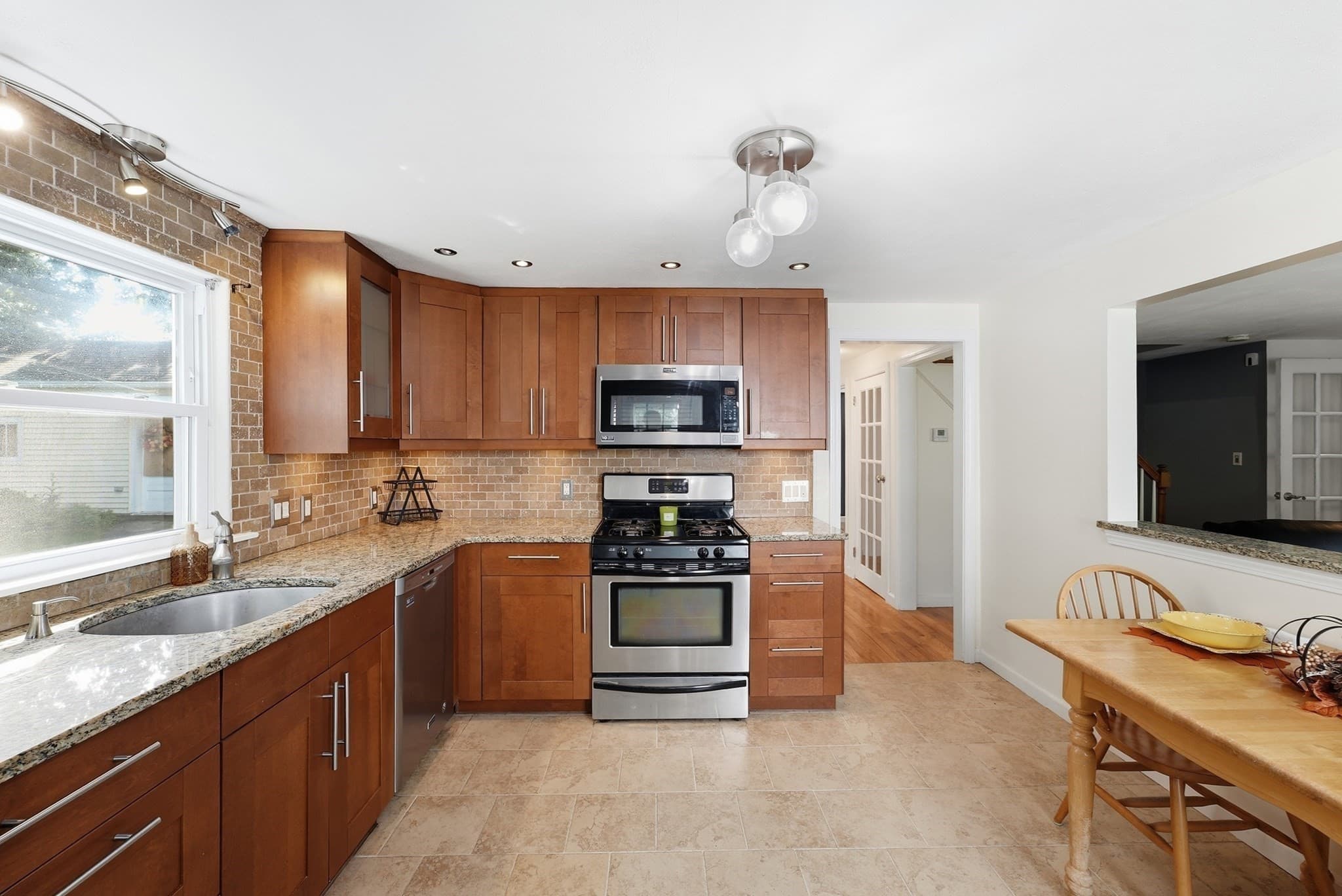 Single Family Residence at 401 Kings Hwy, West Springfield MA 01089, West Springfield, photo 13 of 39