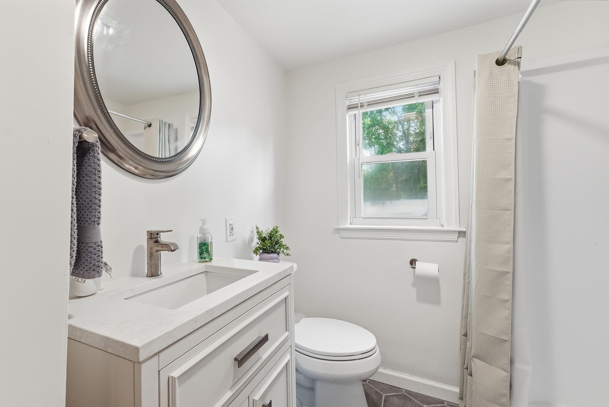 Single Family Residence at 401 Kings Hwy, West Springfield MA 01089, West Springfield, photo 16 of 39