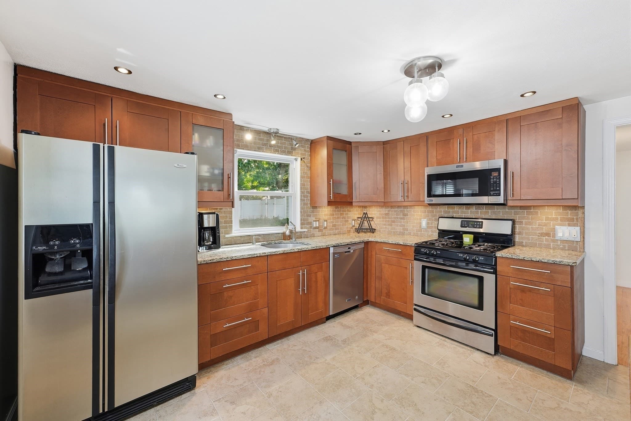 Single Family Residence at 401 Kings Hwy, West Springfield MA 01089, West Springfield, photo 9 of 39