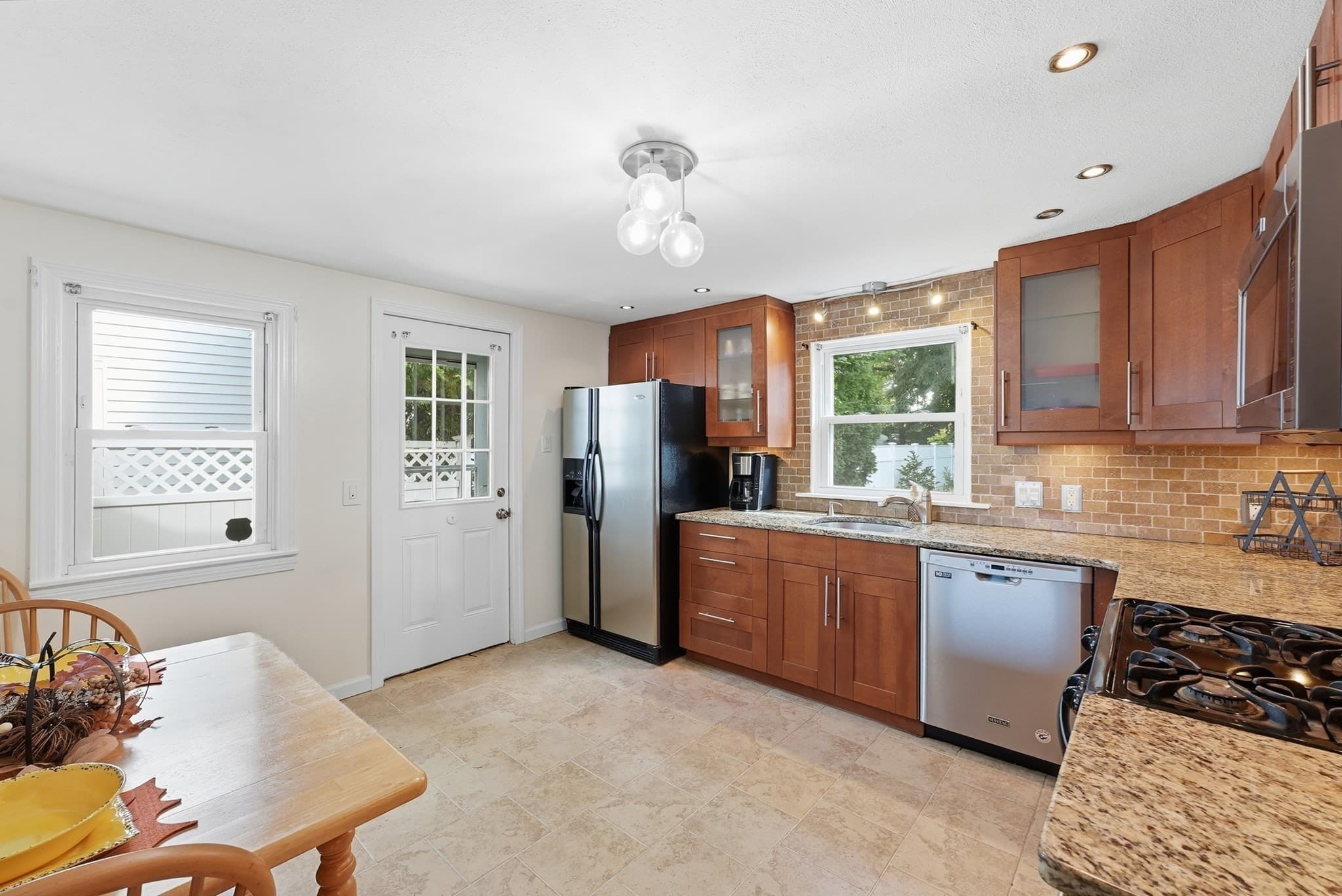 Single Family Residence at 401 Kings Hwy, West Springfield MA 01089, West Springfield, photo 10 of 39