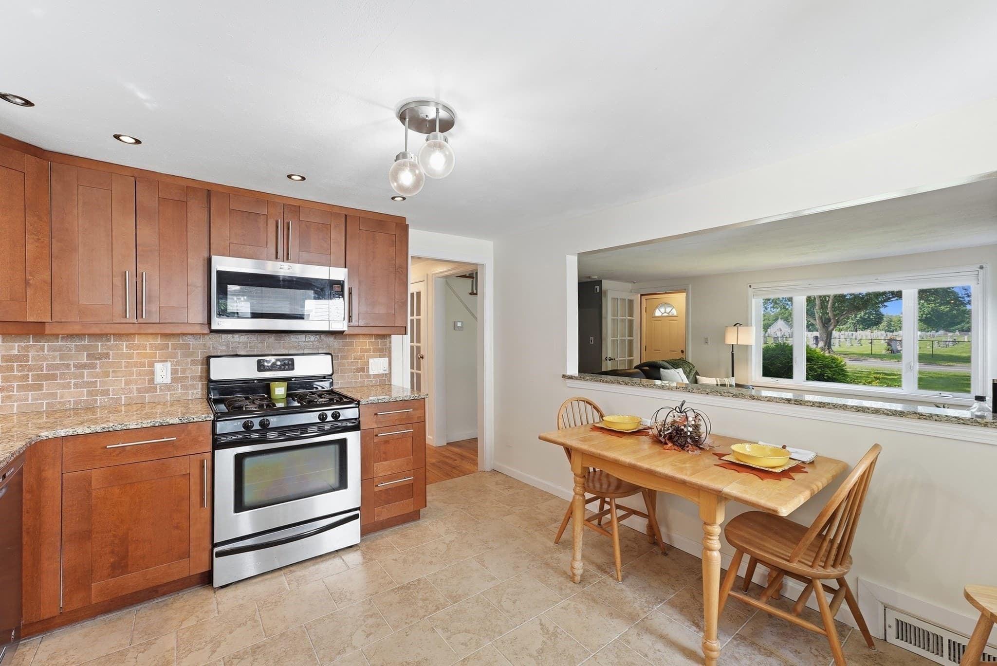 Single Family Residence at 401 Kings Hwy, West Springfield MA 01089, West Springfield, photo 11 of 39