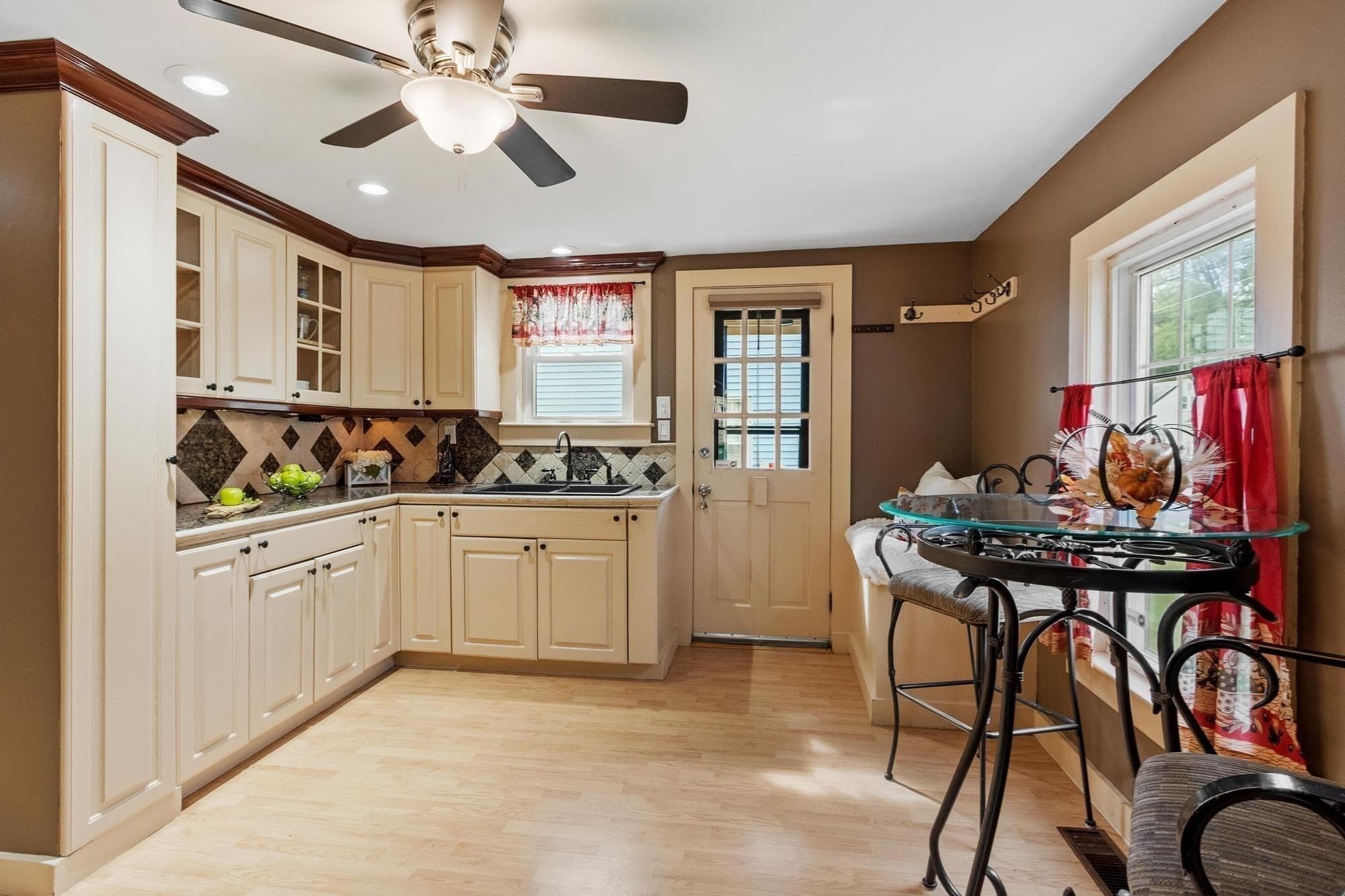 Single Family Residence at 282 Boutelle St, Fitchburg MA 01420, Fitchburg, photo 7 of 42