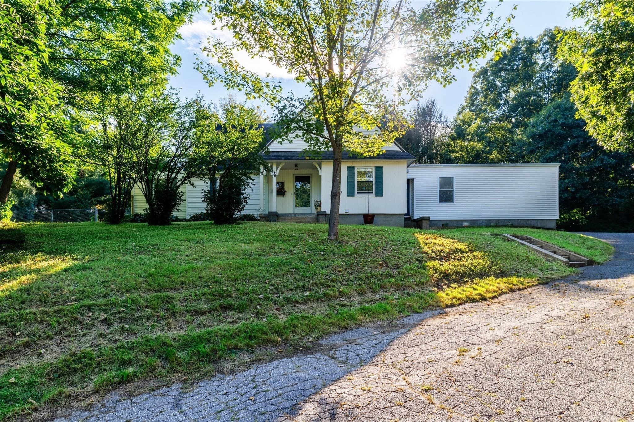 39 Southbridge Rd, Dudley MA 01571