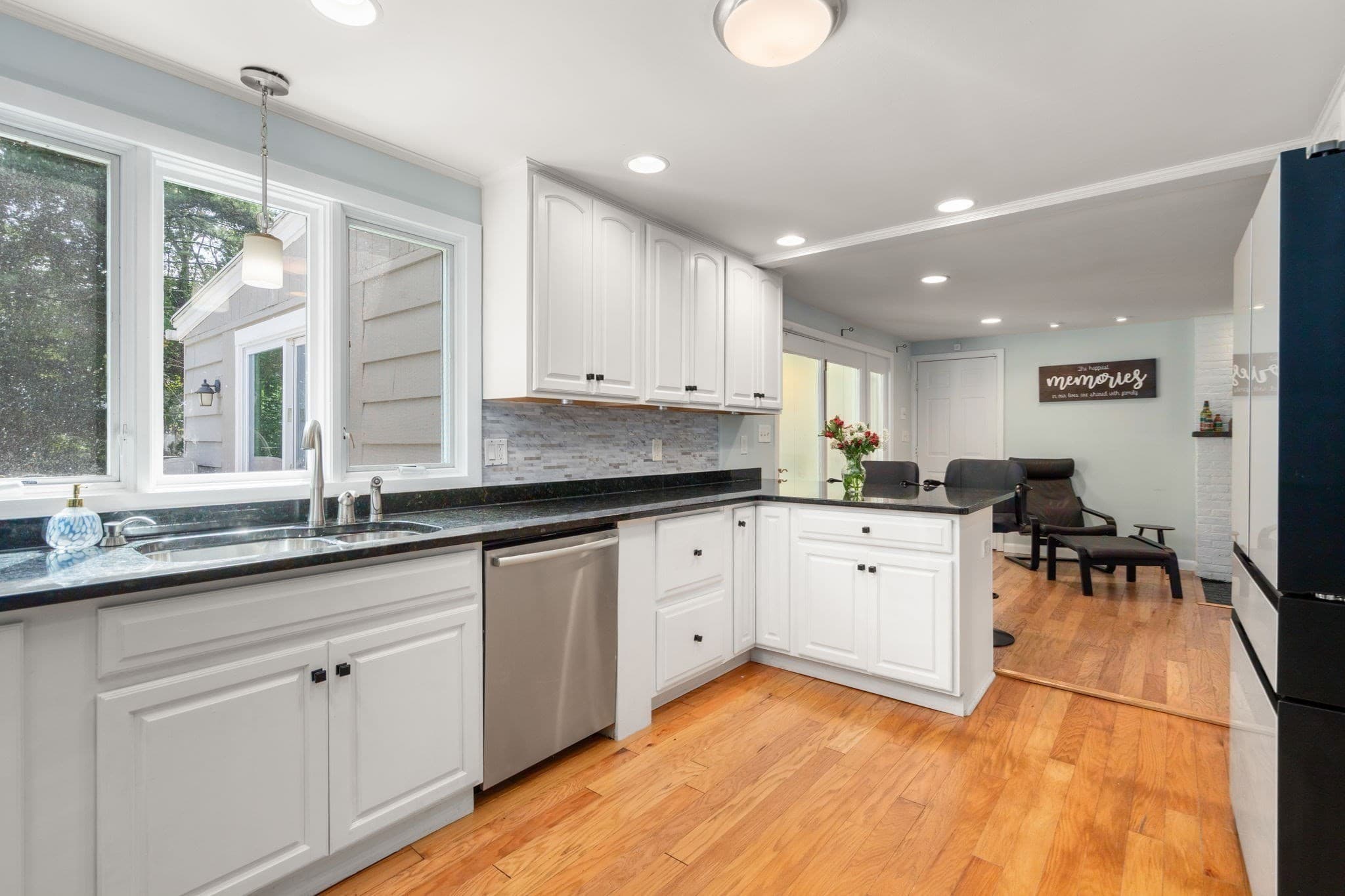 Single Family Residence at 7 Lamphere Cir, Framingham MA 01701, Framingham, photo 11 of 42