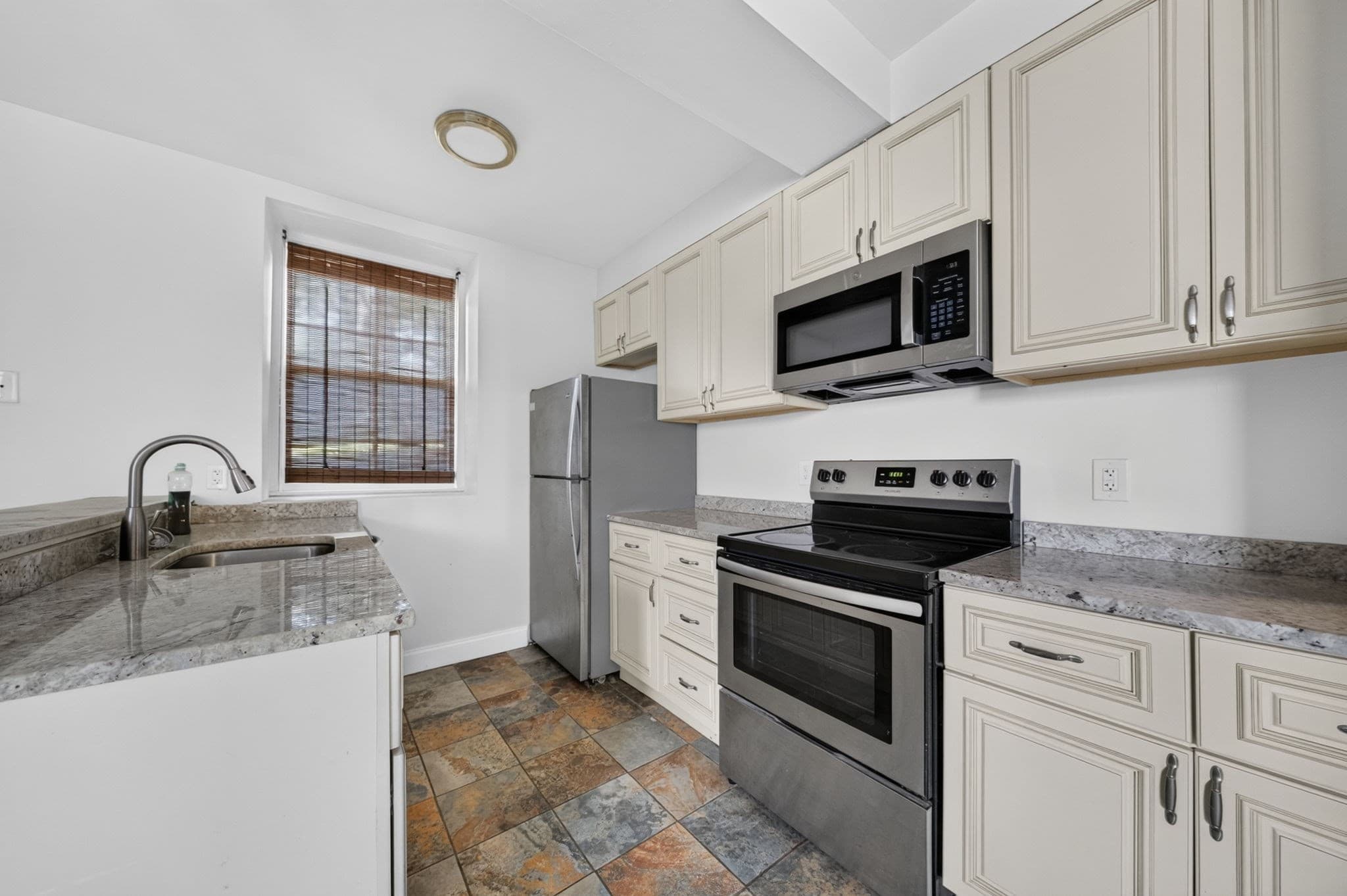 Condominium at 533 Locust St # 1, Fall River MA 02720, Fall River, photo 5 of 18