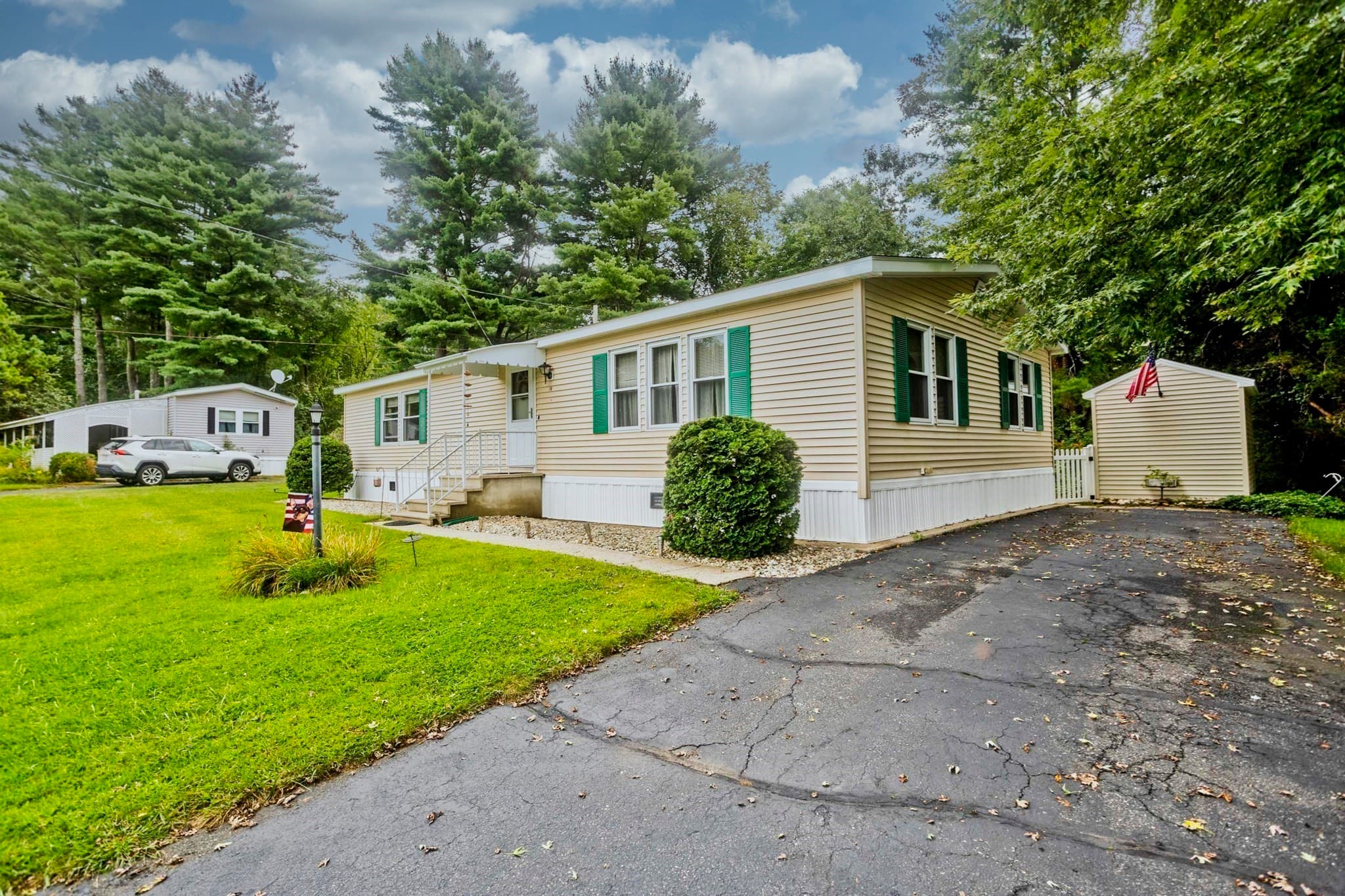 Mobile Home at 14 Sunnydale Circle, Brimfield MA 01010, photo 2 of 30