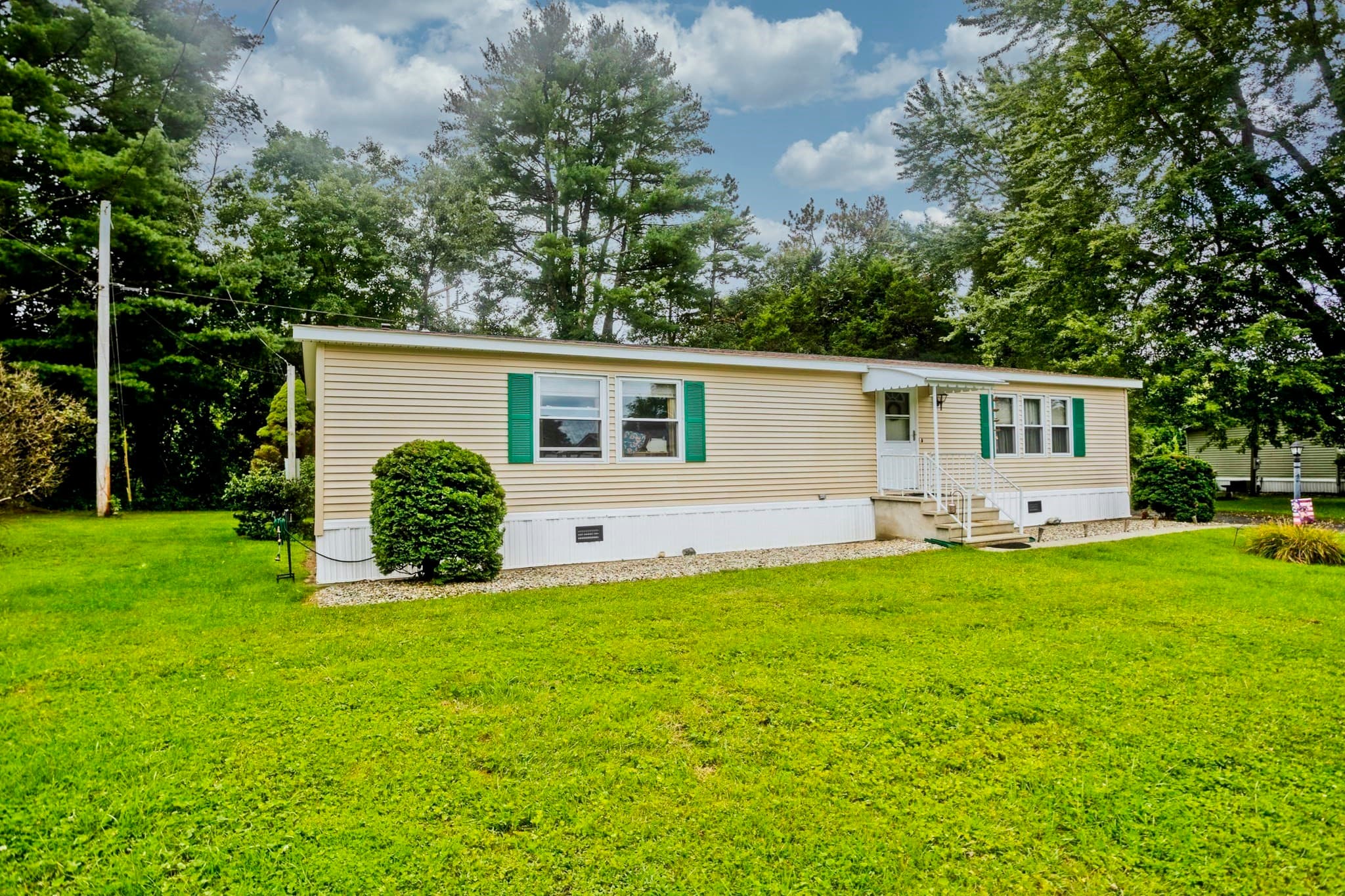Mobile Home at 14 Sunnydale Circle, Brimfield MA 01010, photo 3 of 30